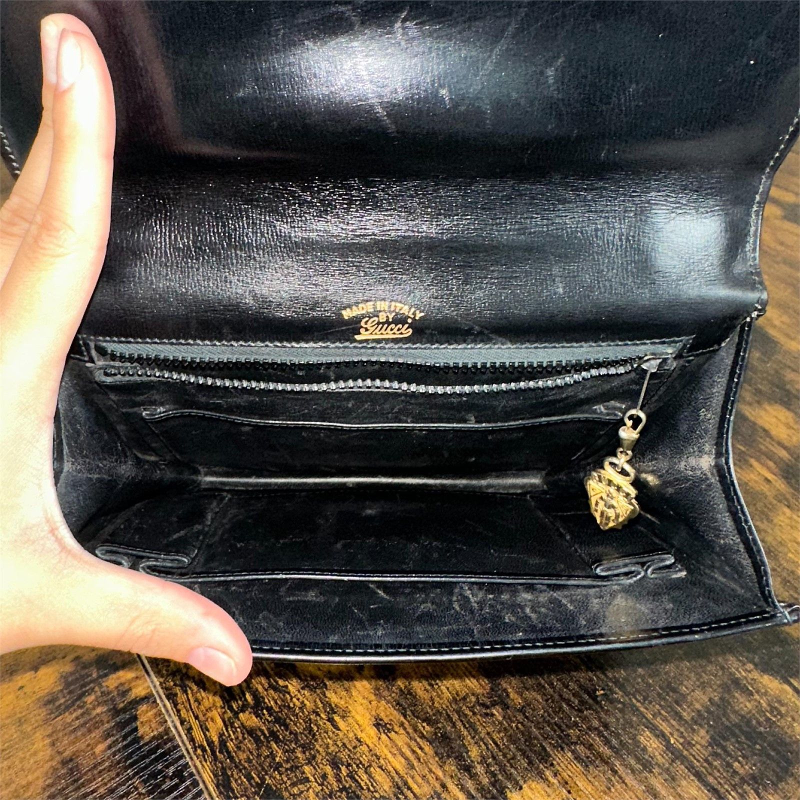 Gucci Vintage Gucci Black Leather Shoulder Bag With Crest Charm Size ONE SIZE - 4 Thumbnail