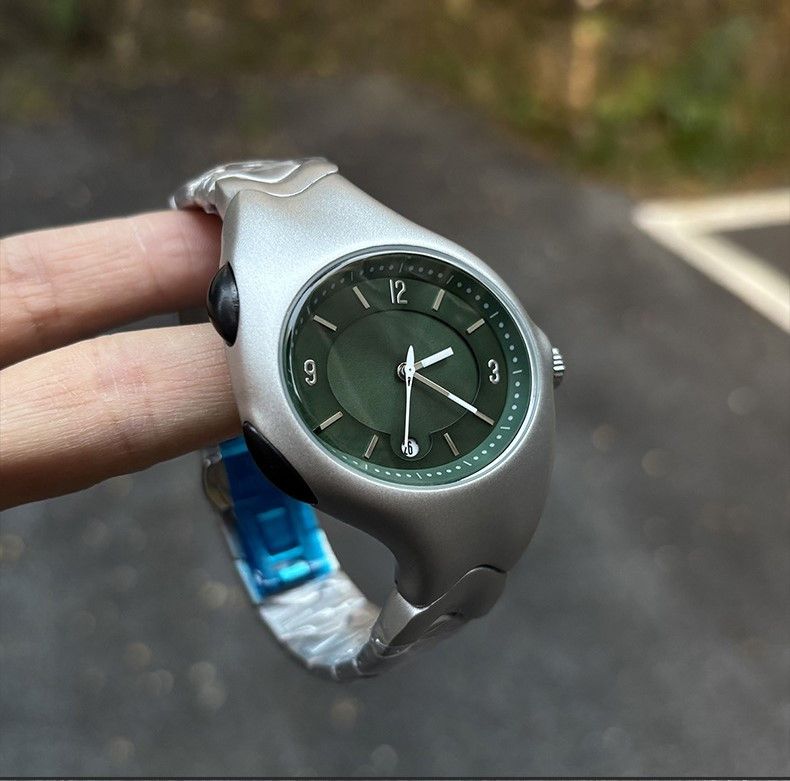 Vintage Y2k Geen Twisted Quartz Watch Size ONE SIZE - 2 Thumbnail