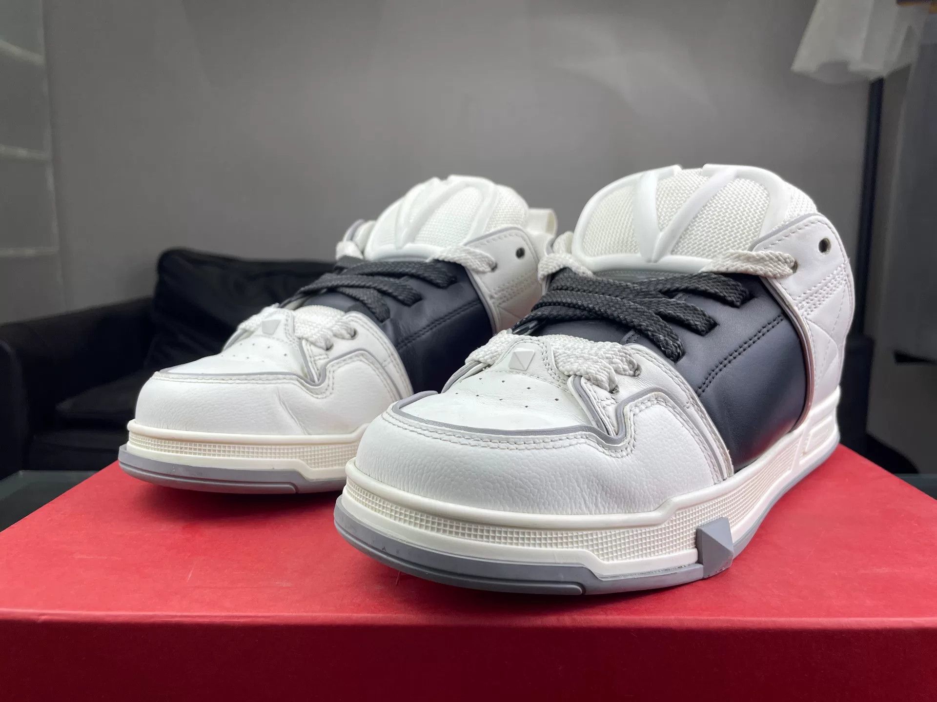 Valentino Valentino Printed Black Lowtop Sneakers 7.5 Men Size US 7.5 / EU 40-41 - 1 Thumbnail