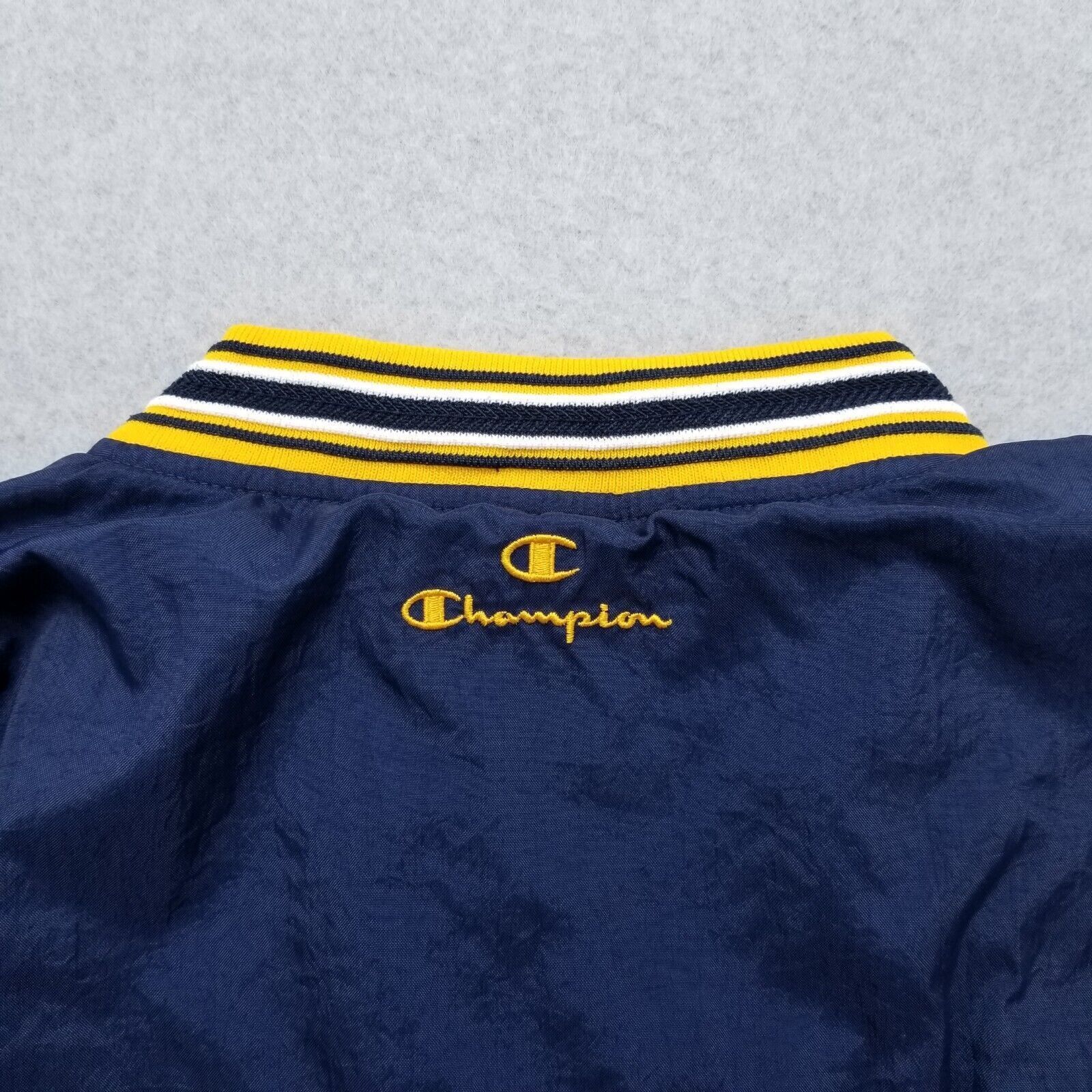 Champion Vintage Champion Pullover Windbreaker Mens Large V Neck Size US L / EU 52-54 / 3 - 2 Thumbnail