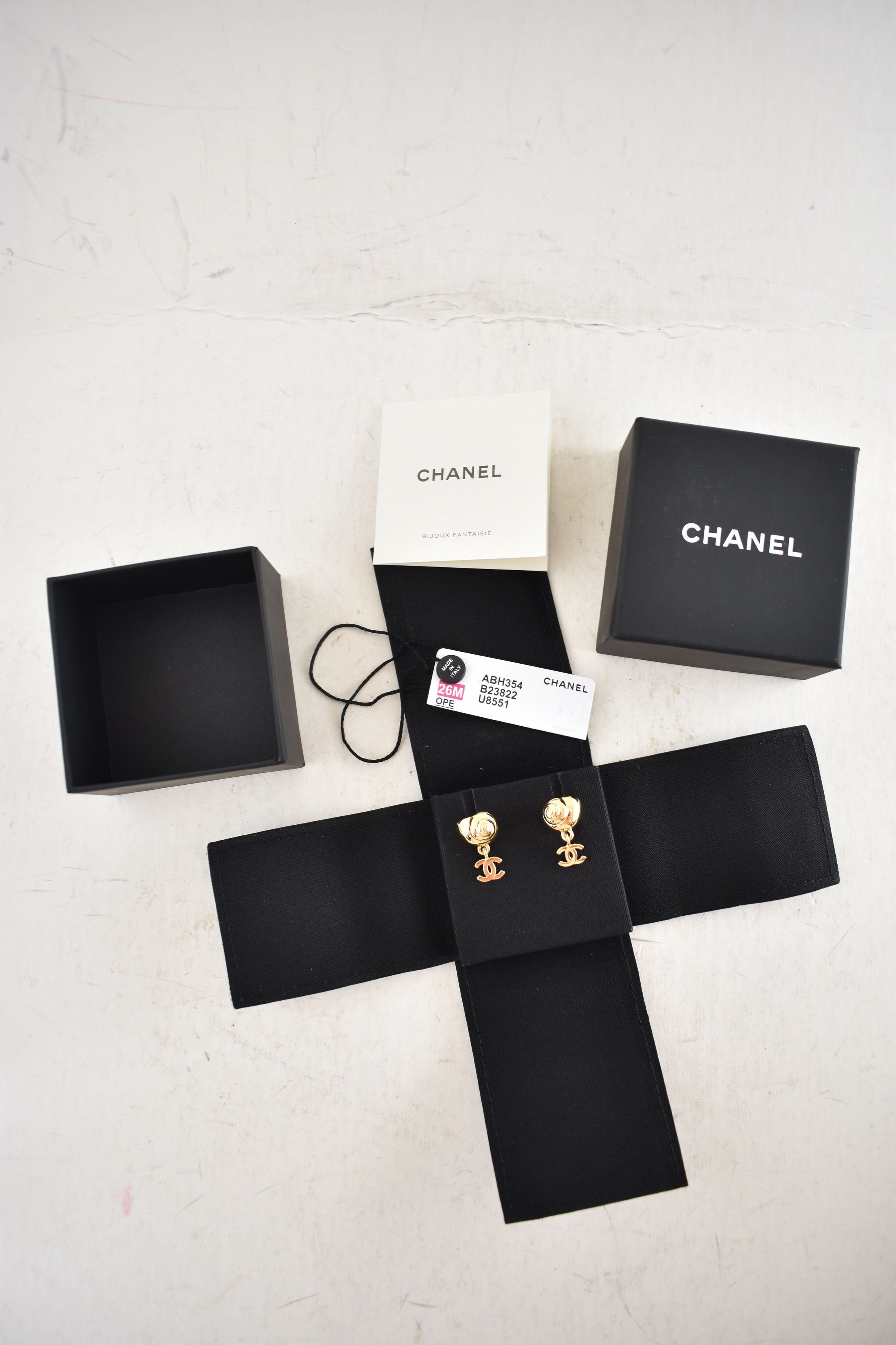 Chanel 26M Coco Beach Shell Seashell CC Logo Dangle Stud Earrings Size ONE SIZE - 2 Thumbnail