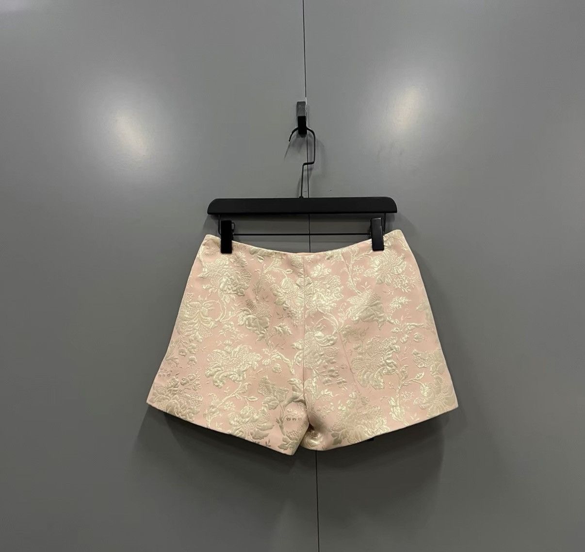 Miu Miu Miu Miu Gold Thread Floral Embroidered Shorts J41 Size 26" / US 2 / IT 38 - 2 Thumbnail