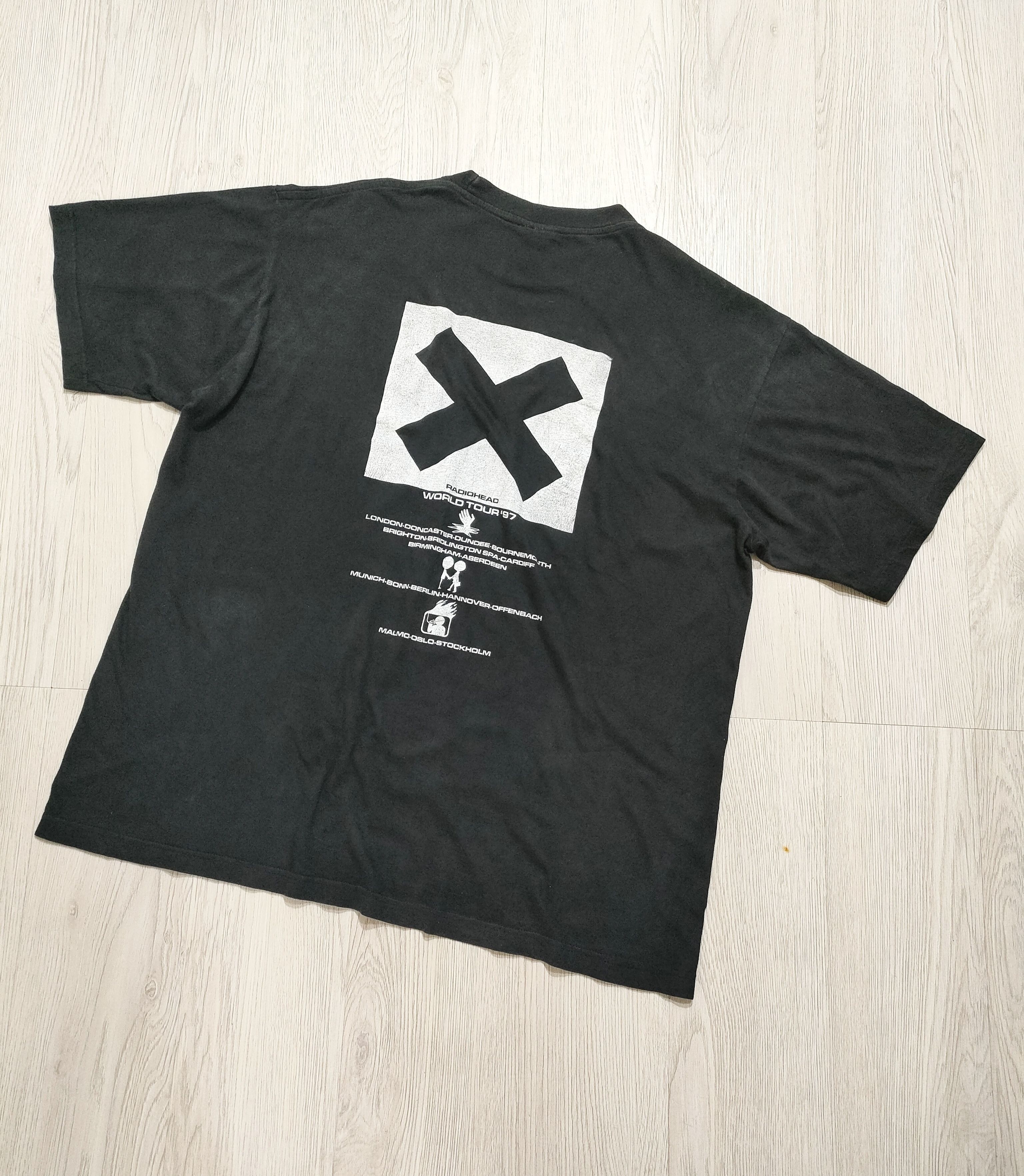 Band Tees 90s RADIOHEAD "WORLD TOUR '97" Vintage Band Tee Size US XXL / EU 58 / 5 - 7 Thumbnail
