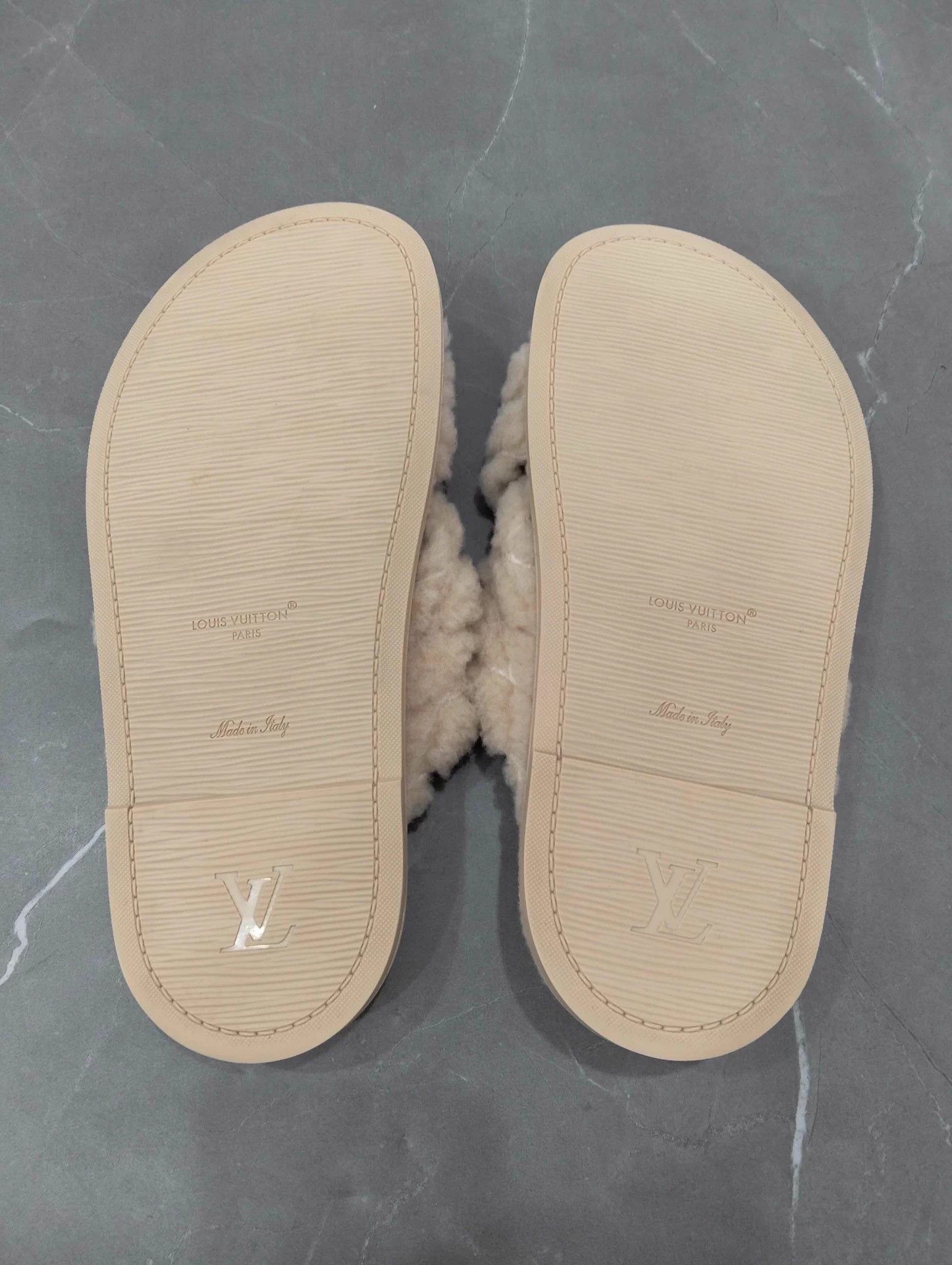 Louis Vuitton LV Xmas Limited Fur Slippers 36 Size US 5 / IT 35 - 6 Thumbnail