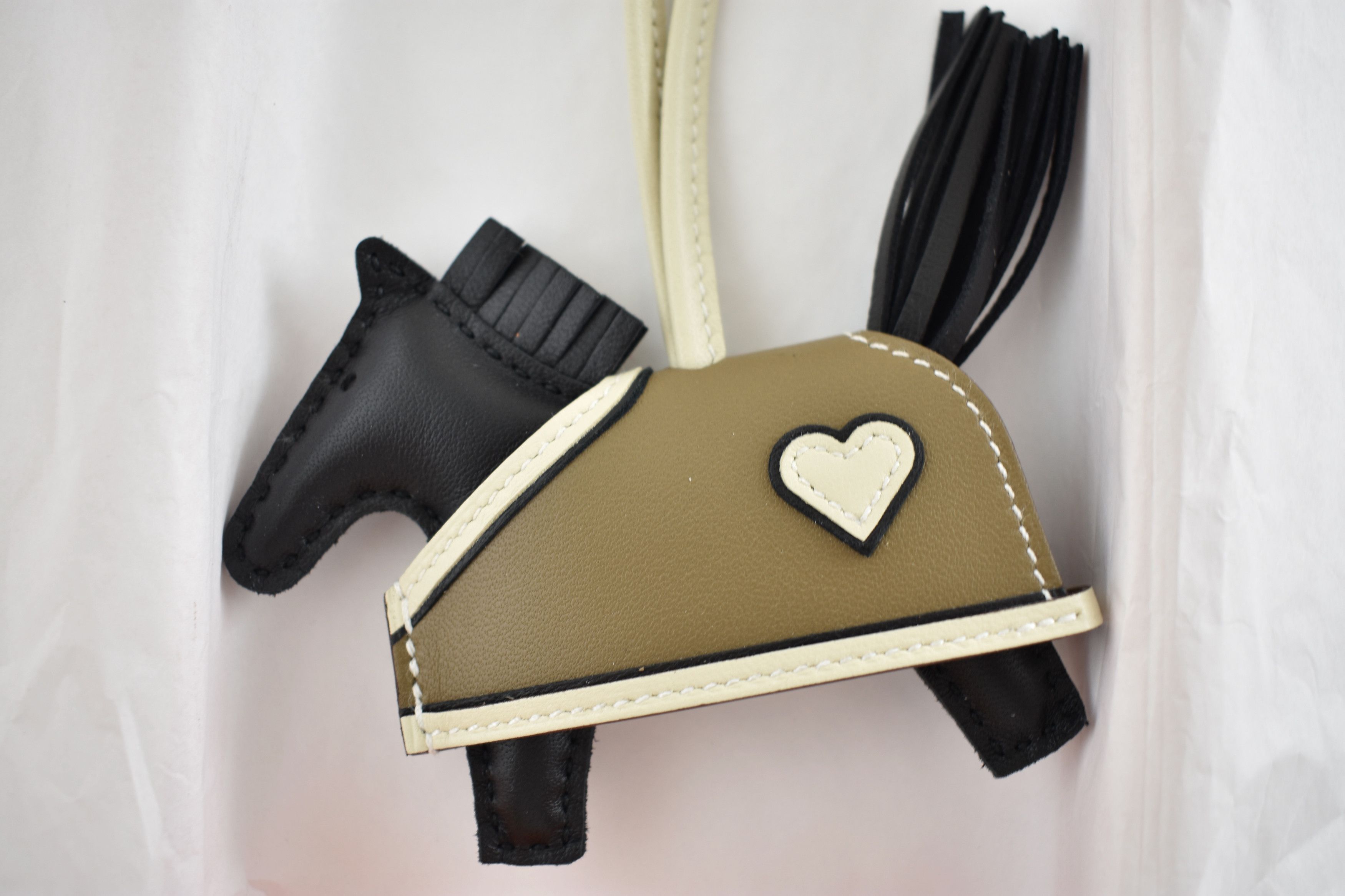 Hermes Horse Rodeo Robeo Coeur PM Heart Craie Etoupe Bag Charm Size ONE SIZE - 9 Thumbnail