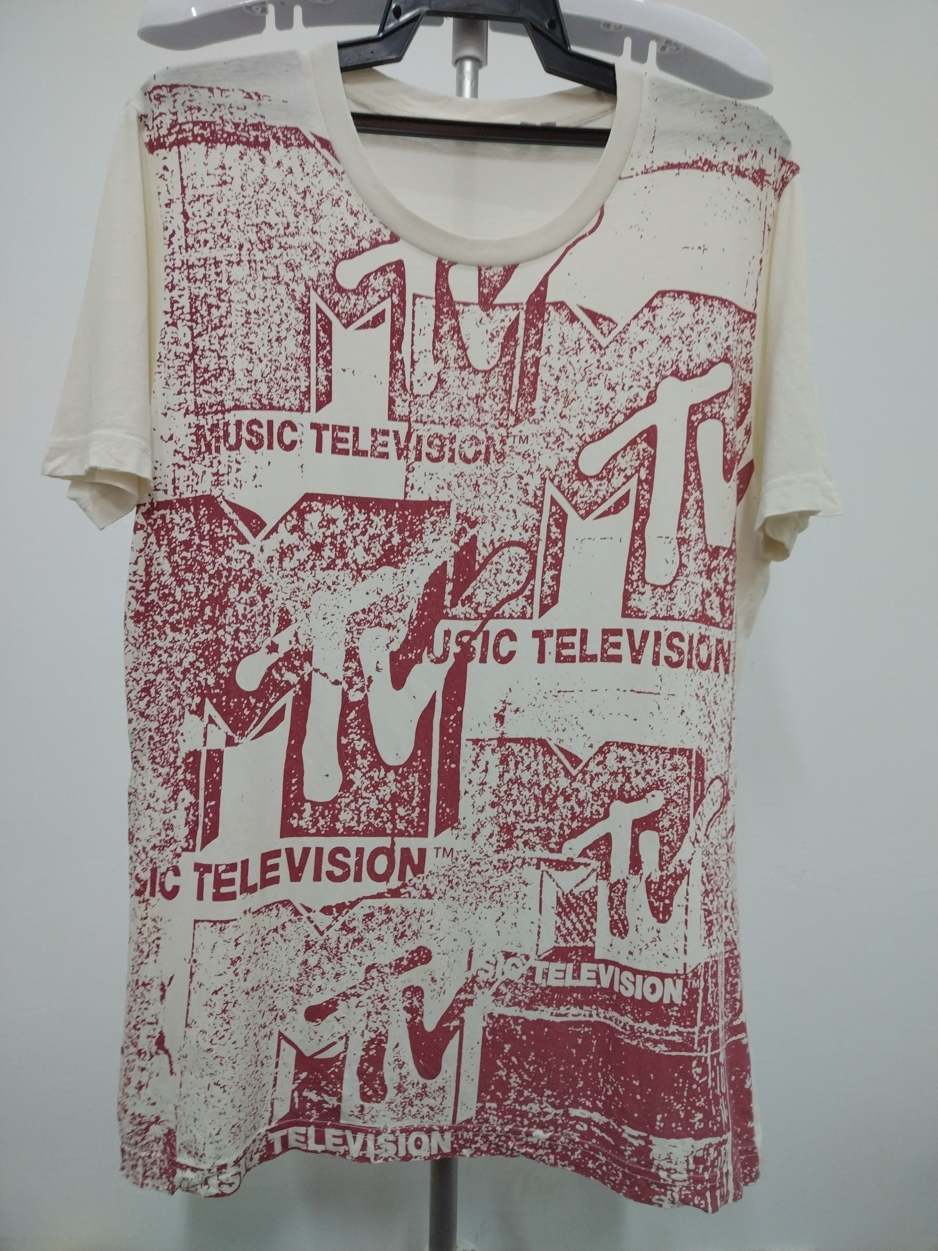 Art Comes First 🎉🌹 AWESOME Distressed MTV Music television Uniqlo T SHIRT Size US L / EU 52-54 / 3 - 1 Thumbnail