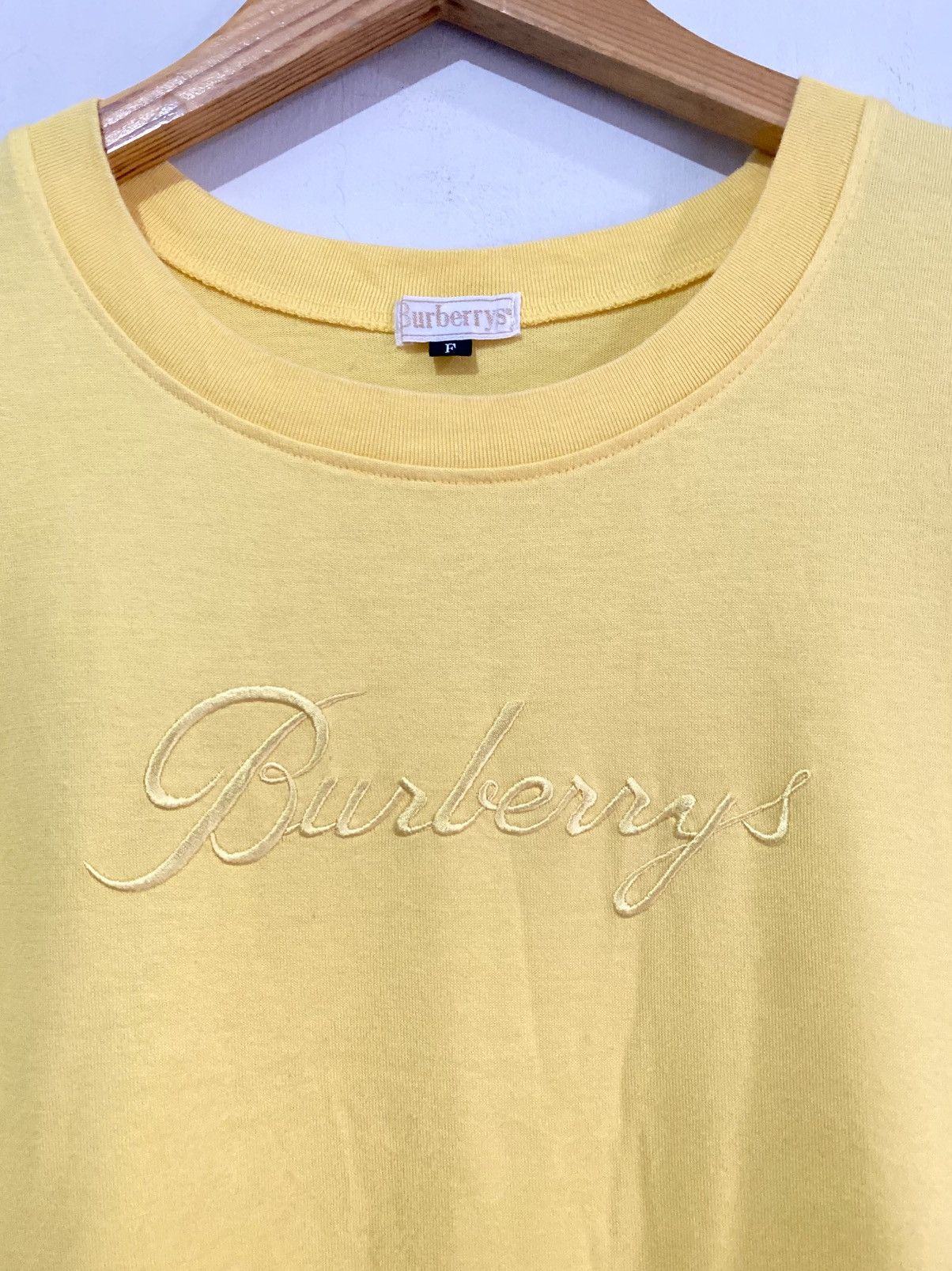 Burberry Vintage 90s Burberrys Center Script Logo Embroidered Tshirt Size US L / EU 52-54 / 3 - 3 Thumbnail