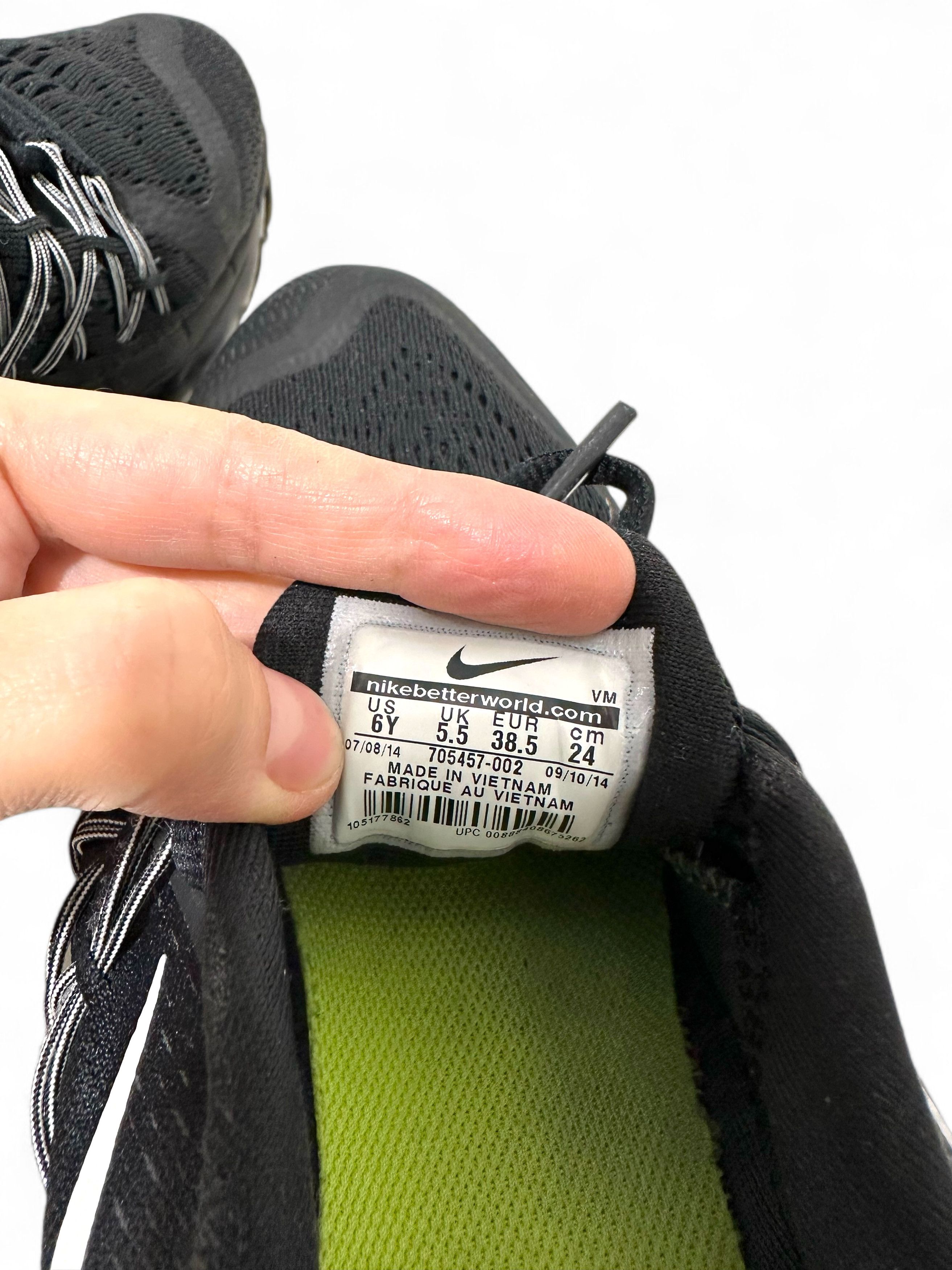 Nike Sz 38.5 Nike Air Max Black White Low Top Sneakers Size US 7.5 / IT 37.5 - 8 Thumbnail