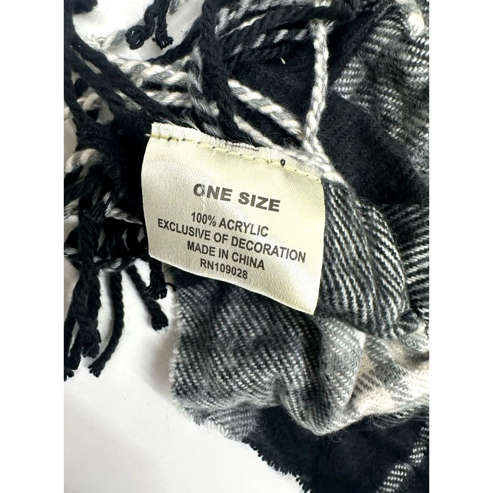 Vintage Unbranded Womens Scarf One Size Black Gray Plaid Acrylic Fringe Soft Size ONE SIZE - 4 Thumbnail
