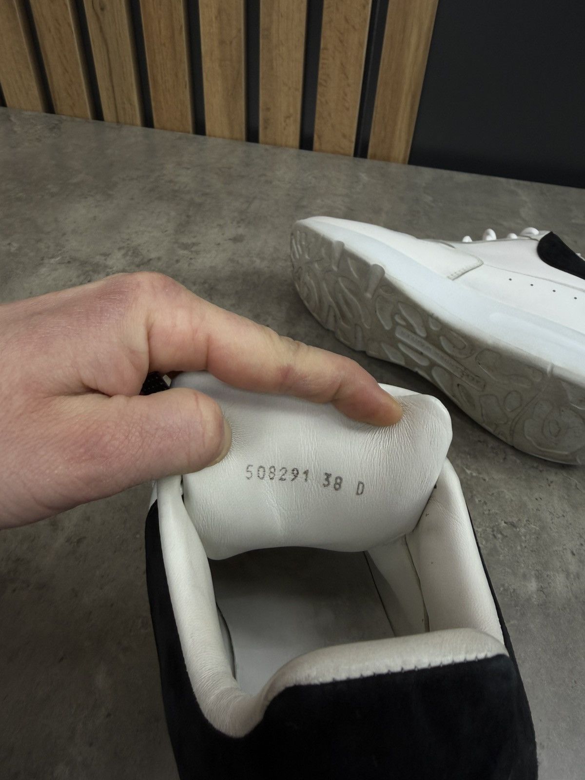 Alexander McQueen Alexander McQueen Oversized White Leather Sneakers Size 38 Size US 8 / IT 38 - 21 Thumbnail