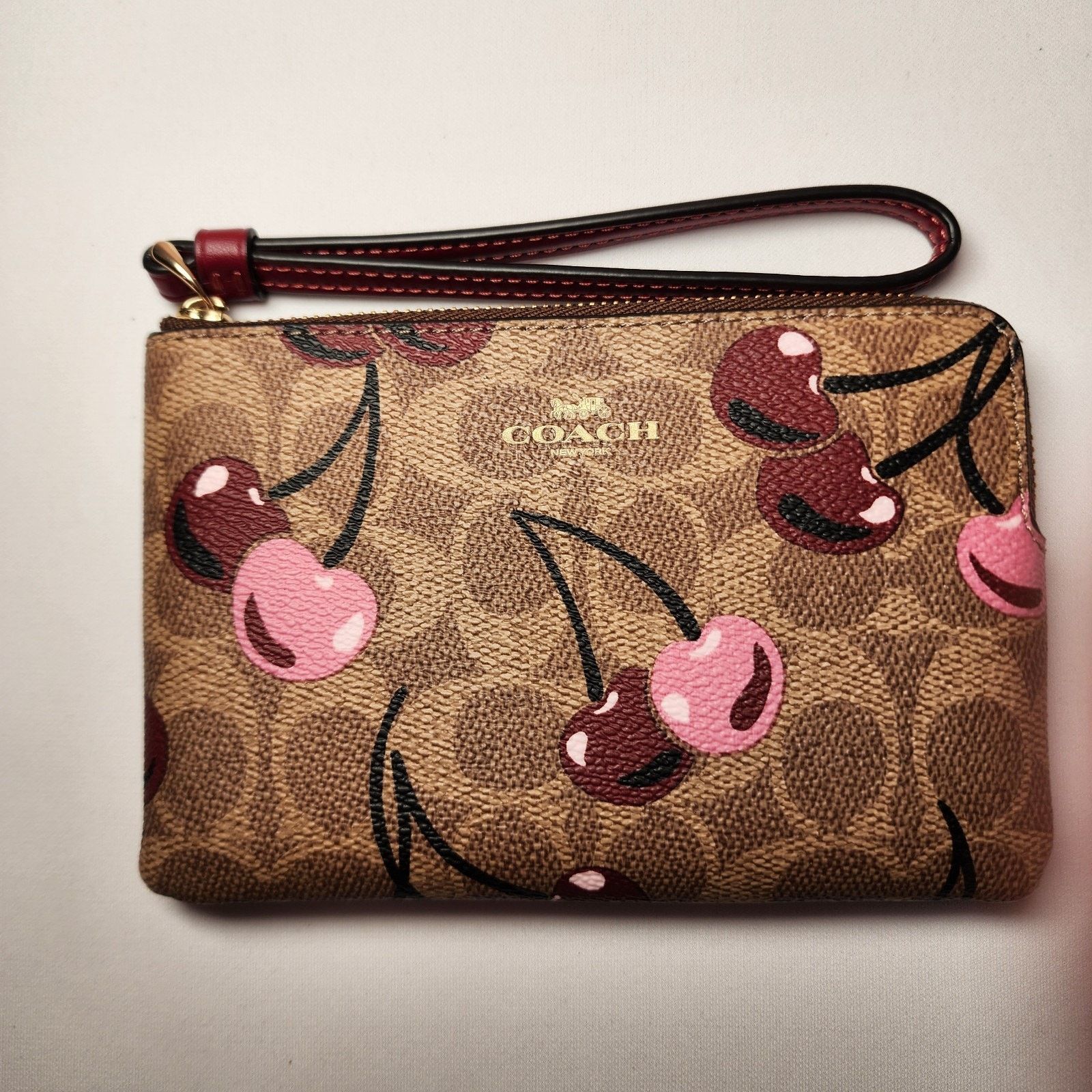 ショルダーバッグ・ポシェット COACH Corner Zip Wristlet With Cherry Print  CZ451 COACH® Outlet | Corner Zip Wristlet In Signature Canvas With