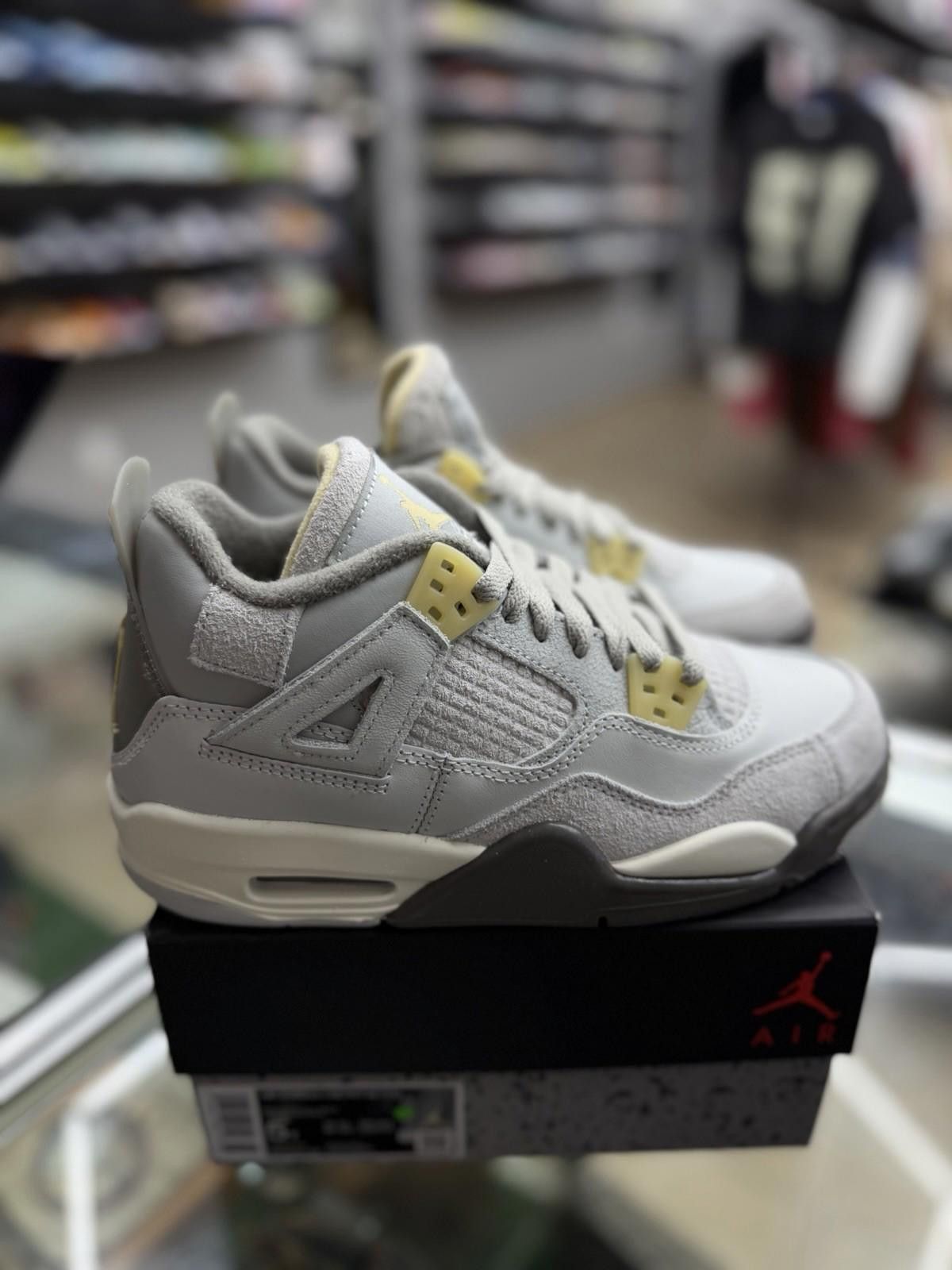 Jordan Brand Air Jordan 4 Retro SE Craft Photon Dust (GS) 5Y/6.5W Size US 5 / EU 37 - 8 Thumbnail