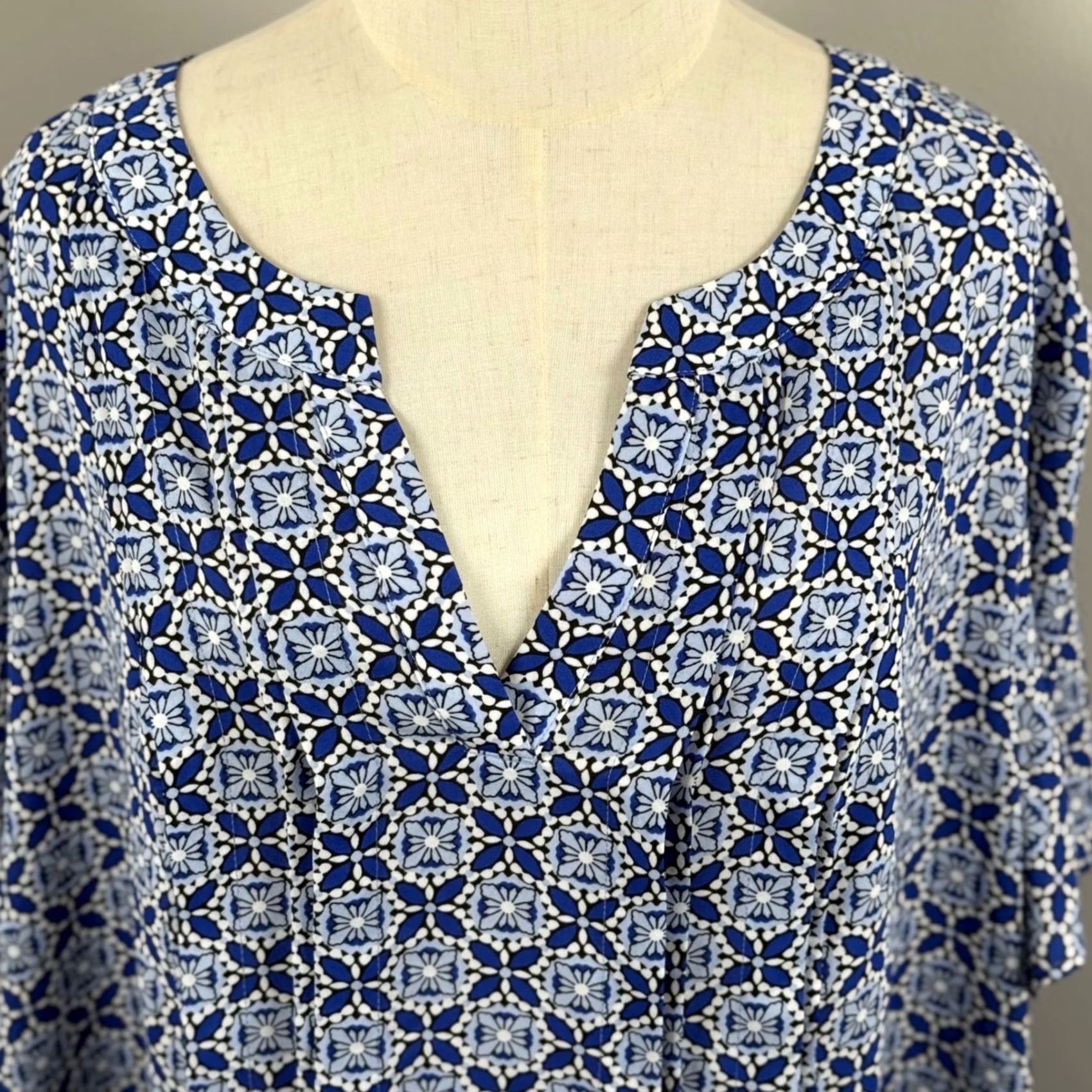 Liz Claiborne Liz Claiborne Womens 3X Blouse Blue Geometric Mosaic Split Neck SS Boho Coastal Artsy EUC Size XXL / US 16-18 / IT 52-54 - 5 Thumbnail