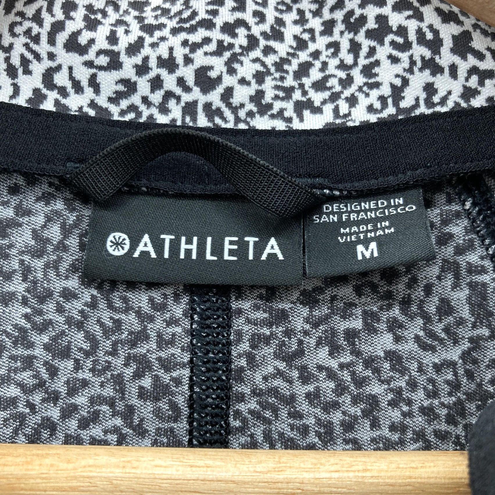 Athleta Athleta Jacket Womens M White Black Jacquard Cheetah Stretch Full Zip Gym Activewear Size M / US 6-8 / IT 42-44 - 4 Thumbnail