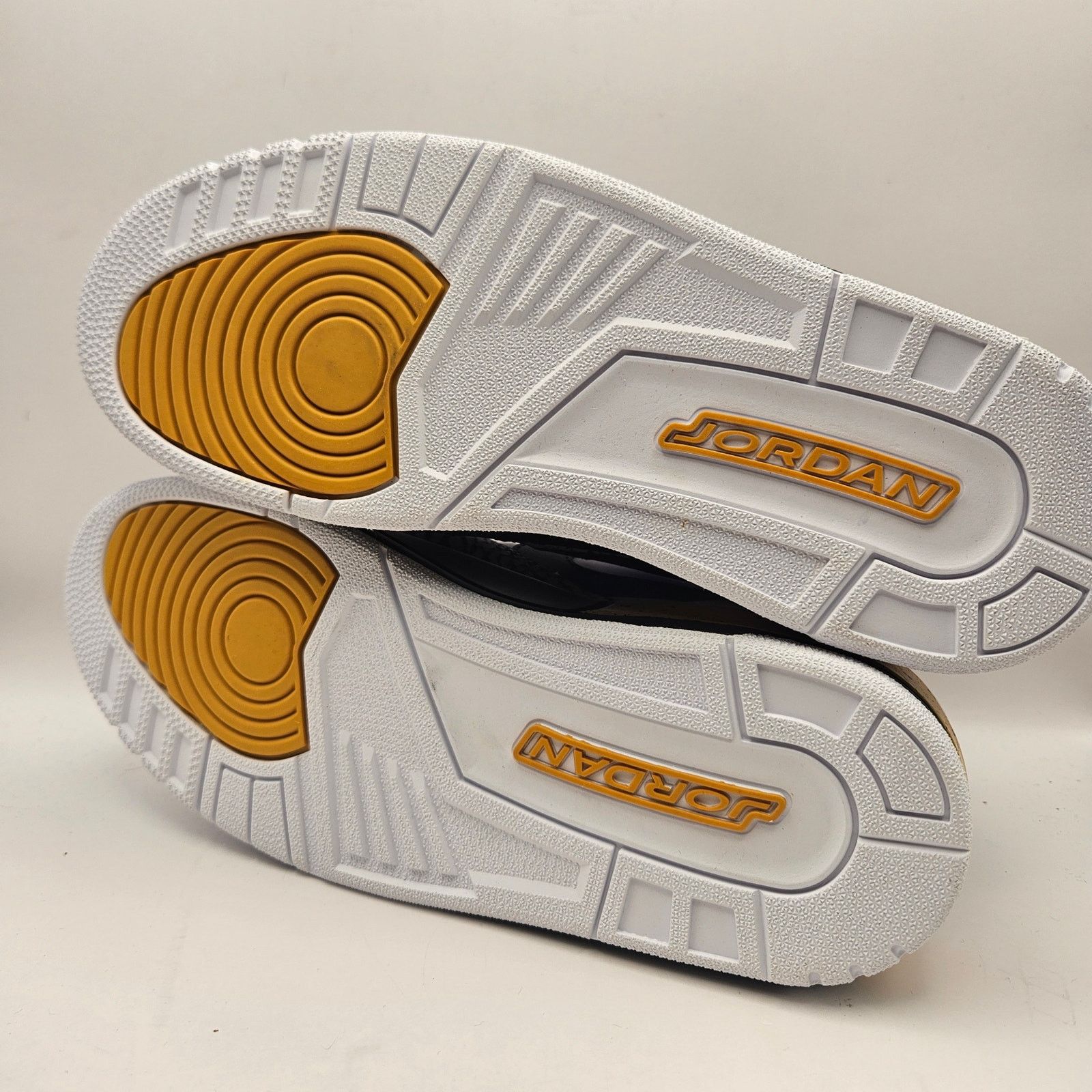 Nike NIKE MEN'S 8.5 AIR JORDAN LEGACY 312 LOW TOP YELLOW OCHRE Size US 8.5 / EU 41-42 - 5 Thumbnail