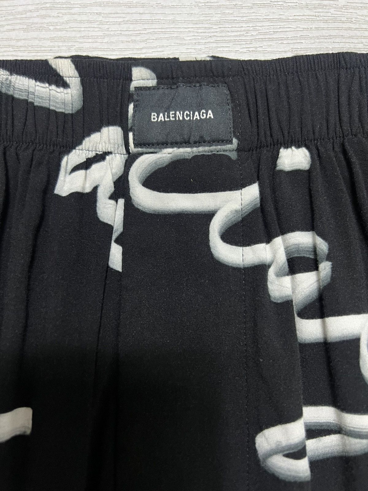 Balenciaga Balenciaga - Scribble Logo Bermuda Shorts Size US 30 / EU 46 - 11 Thumbnail