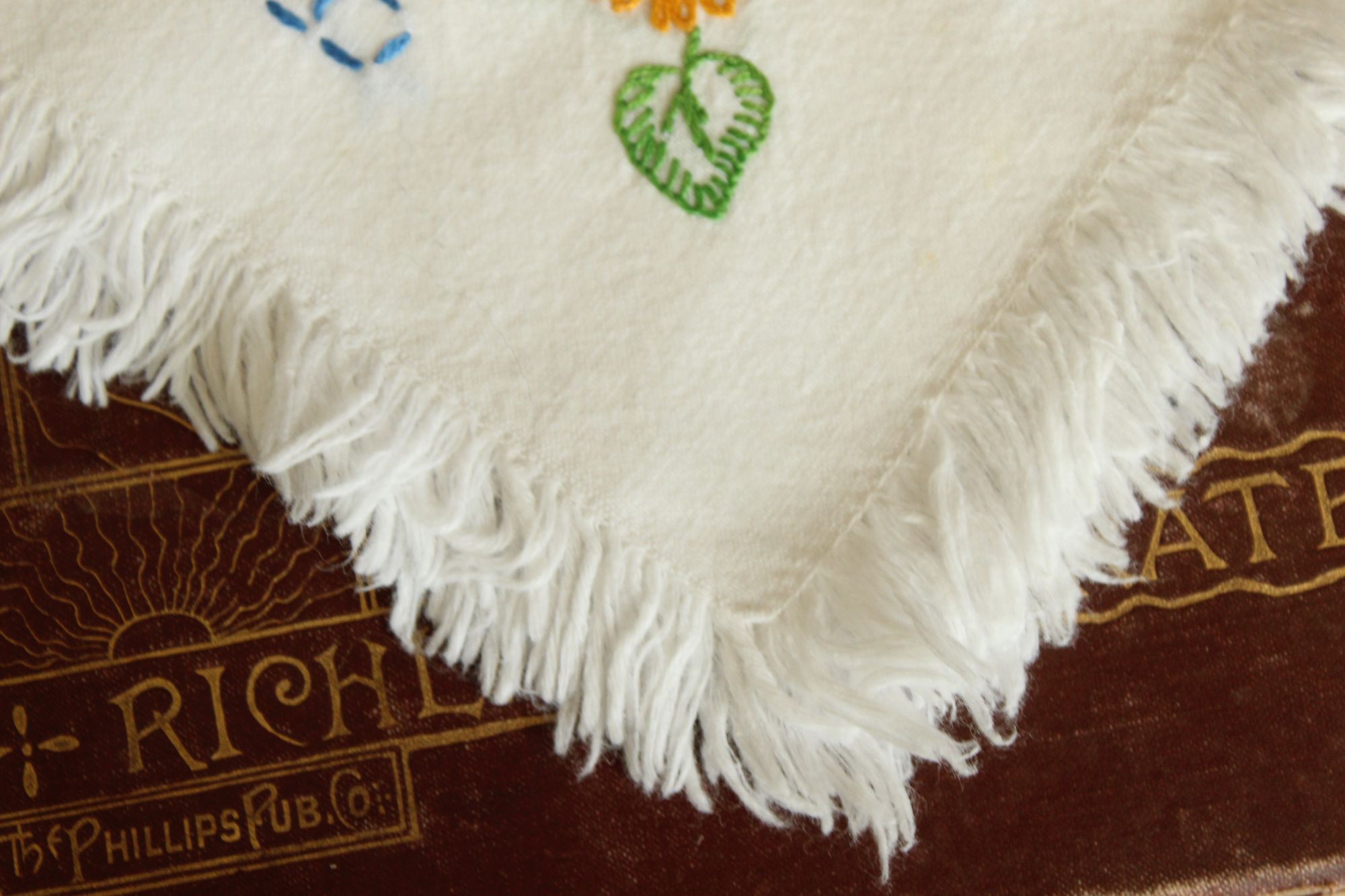 Vintage Vintage 1960s 1970s Handkerchief, White Cotton With Embroide Size ONE SIZE - 4 Thumbnail