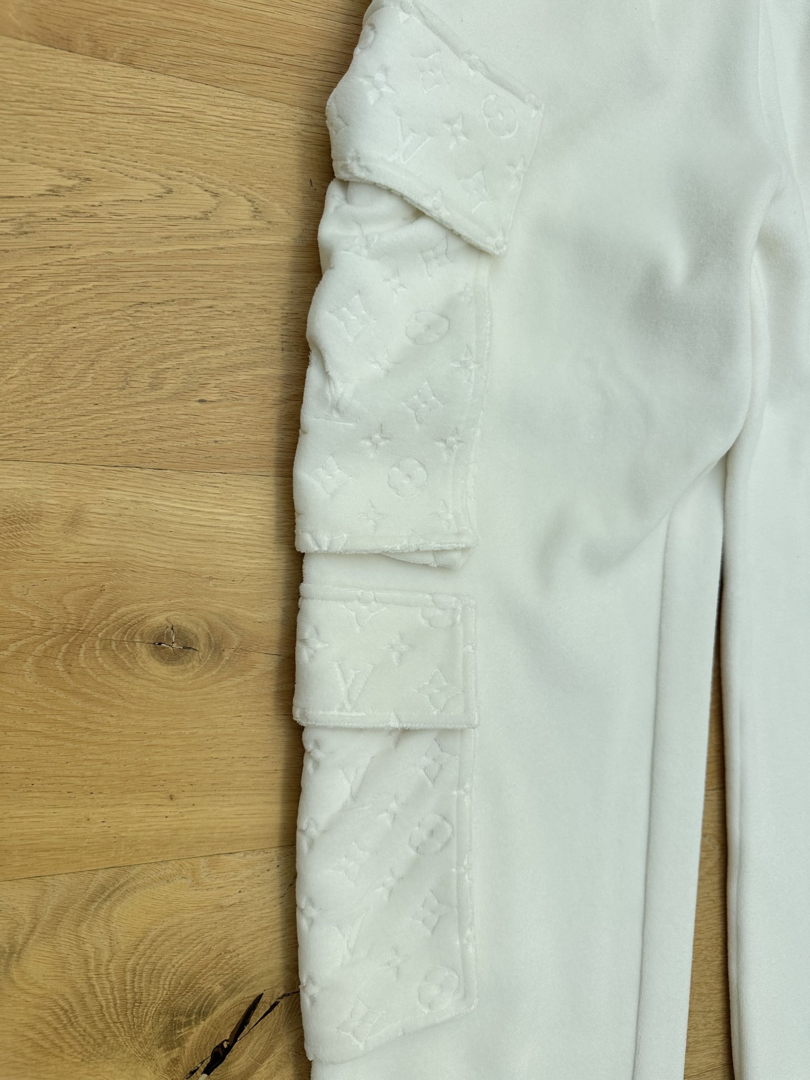 Louis Vuitton LOUIS VUITTON velour white cargo sweatpants by Virgil Abloom Size US 30 / EU 46 - 2 Thumbnail