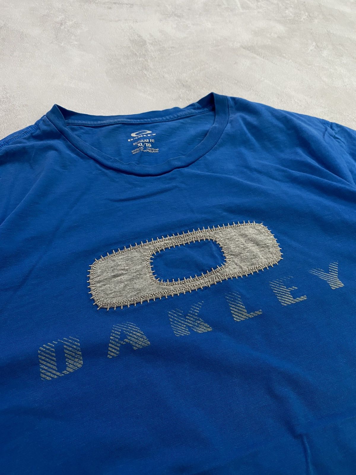 Japanese Brand 🌫️ Vintage T-Shirt OAKLEY Center Logo 3D Size US XL / EU 56 / 4 - 2 Thumbnail