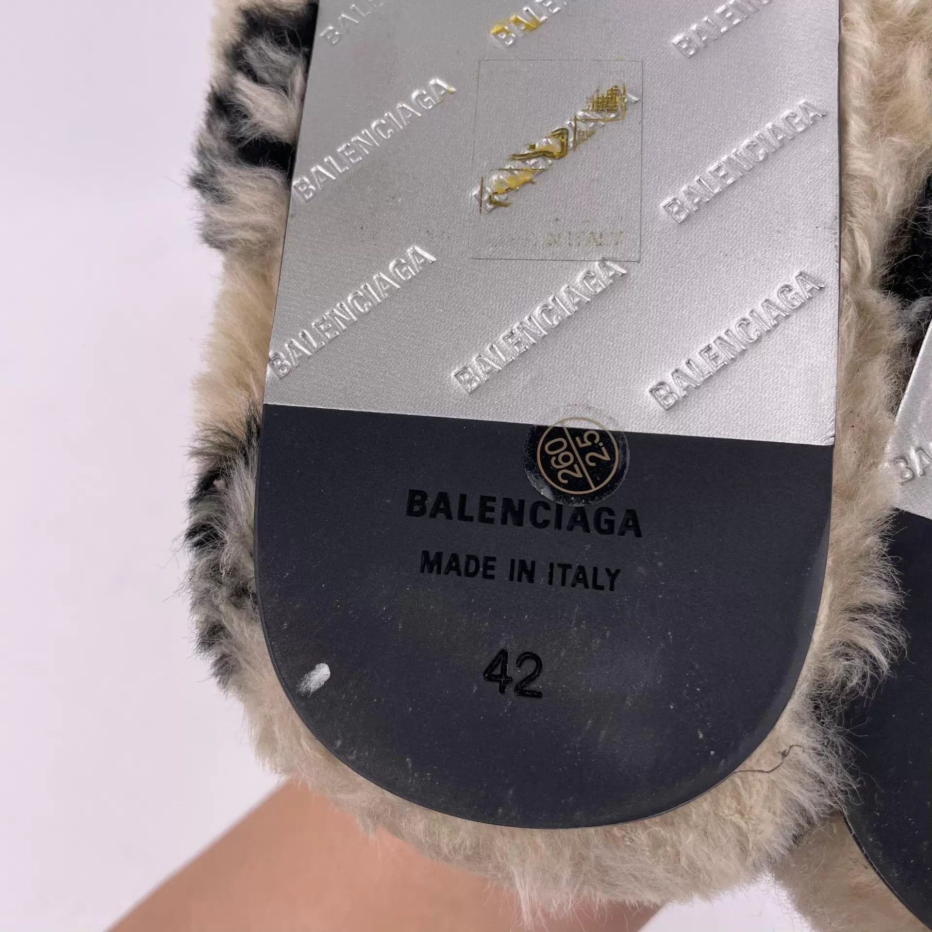 Balenciaga Balenciaga Men's White Fleece Slippers 42 Size US 9 / EU 42 - 6 Thumbnail