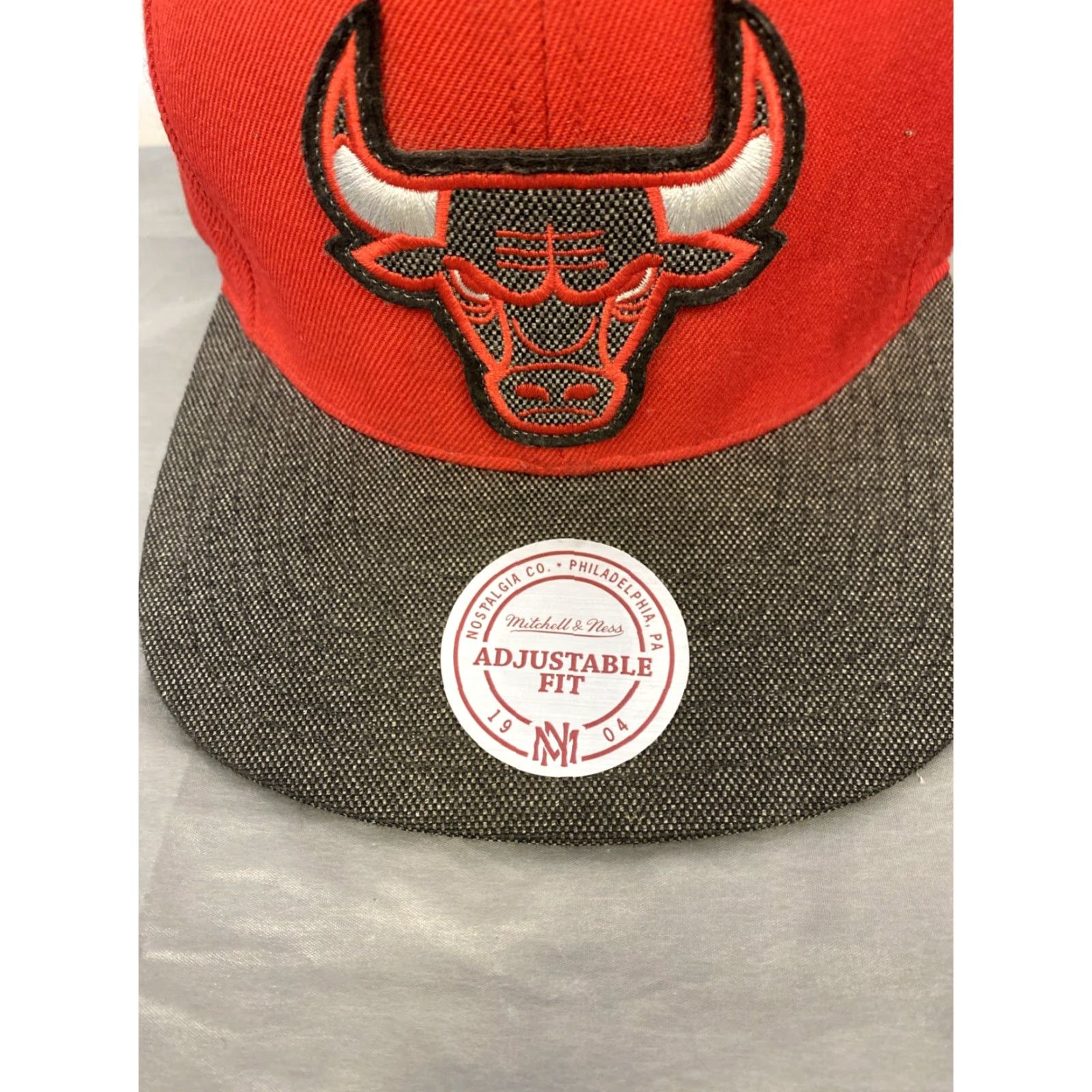 Mitchell & Ness Mitchell & Ness Core Basic Snapback Hat Gray-Red Chicago Bulls / 683 Size ONE SIZE - 2 Thumbnail