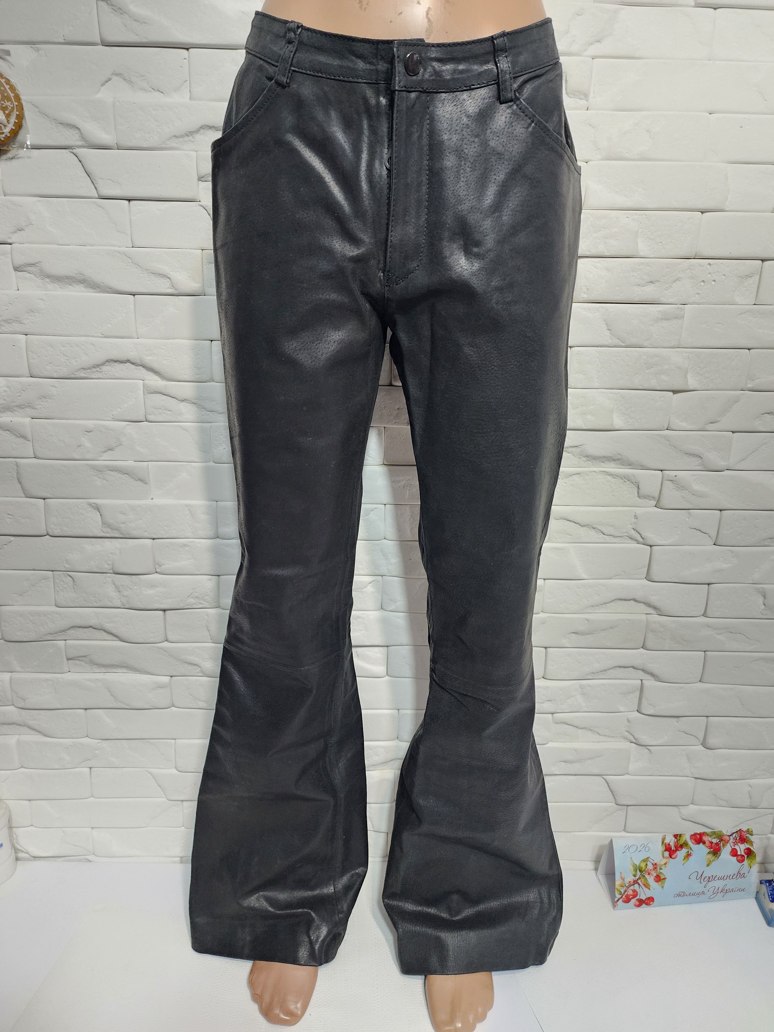 Uniqlo Leather Black Pants Mens - Denim Style - 32" Waist Size US 32 / EU 48 - 1 Thumbnail
