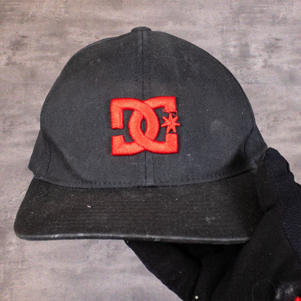 DC × Vintage Vintage VTG Y2K DC Shoes Fitted Faded Black Hat Size ONE SIZE - 1 Thumbnail