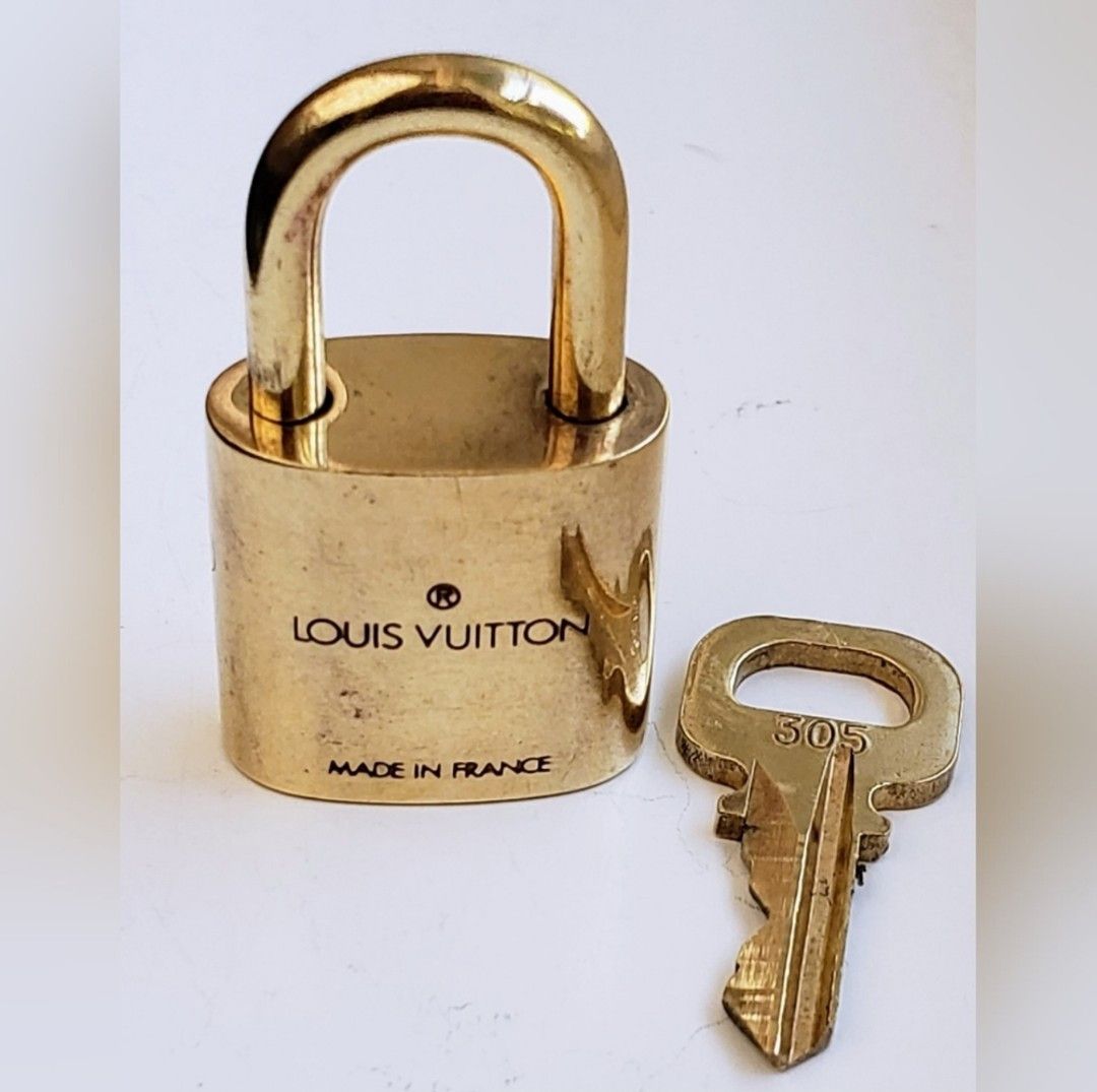 Louis Vuitton Vintage Louis Vuitton padlock, #305 (made before '09) Size ONE SIZE - 3 Thumbnail