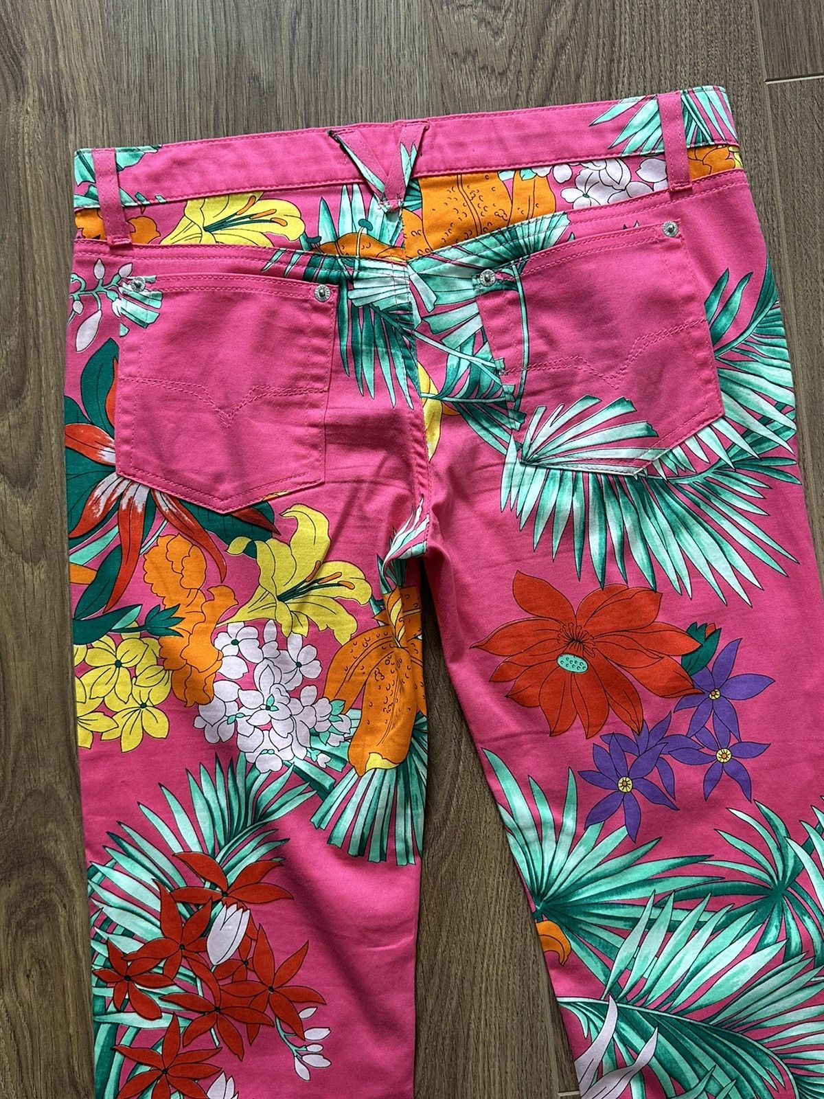 Versace Jeans Couture × Vintage Vintage Versace Jeans Couture Tropical Plants Cropped Pants Size 28" / US 6 / IT 42 - 9 Thumbnail