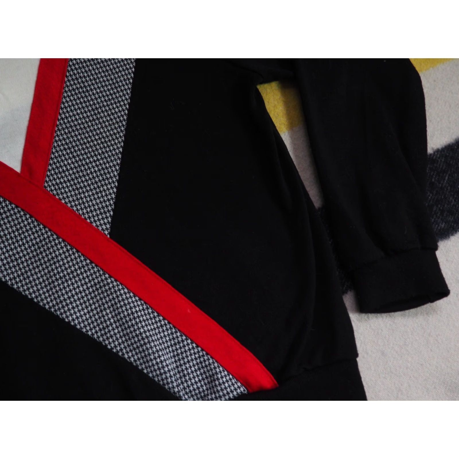 Vintage VINTAGE 80s Donnkenny Secretary Geek Houndstooth Black Red Collar Sweater L Mens Size US L / EU 52-54 / 3 - 5 Thumbnail