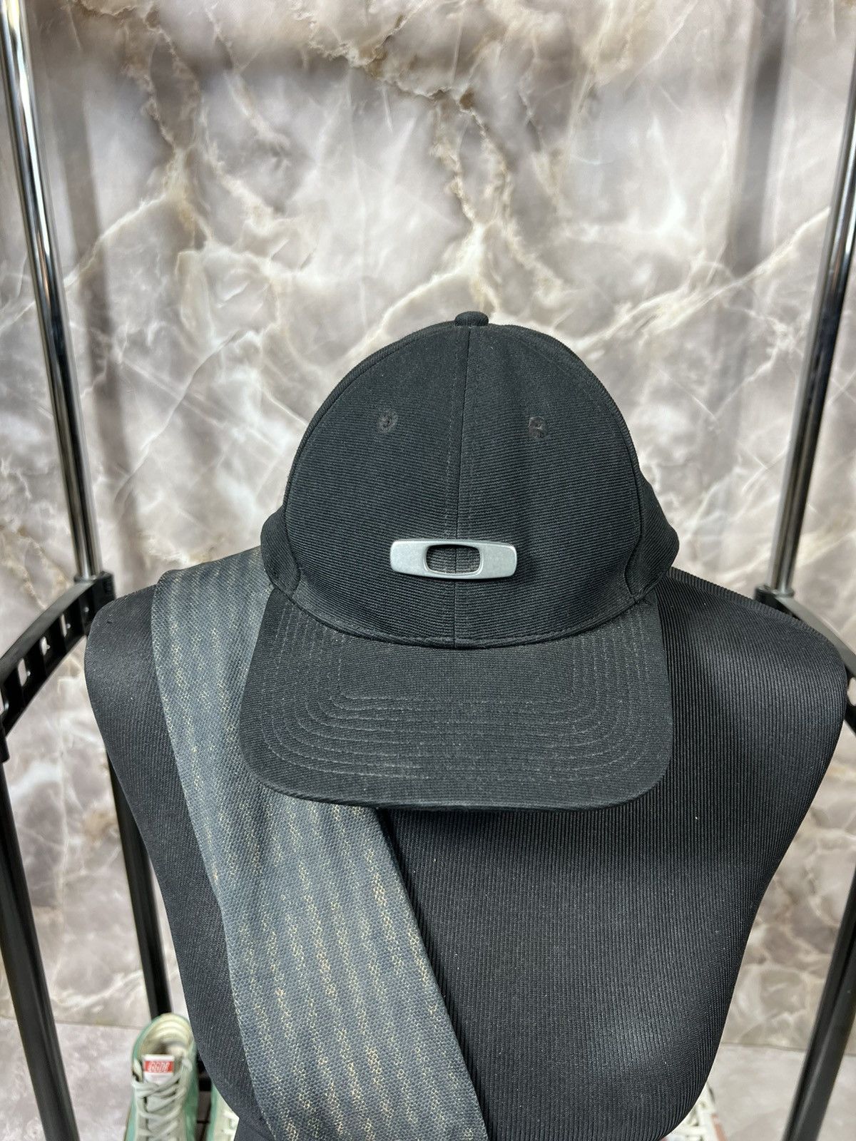 Vintage Vintage Oakley Black Faded Y2k Cap Size ONE SIZE - 1 Thumbnail