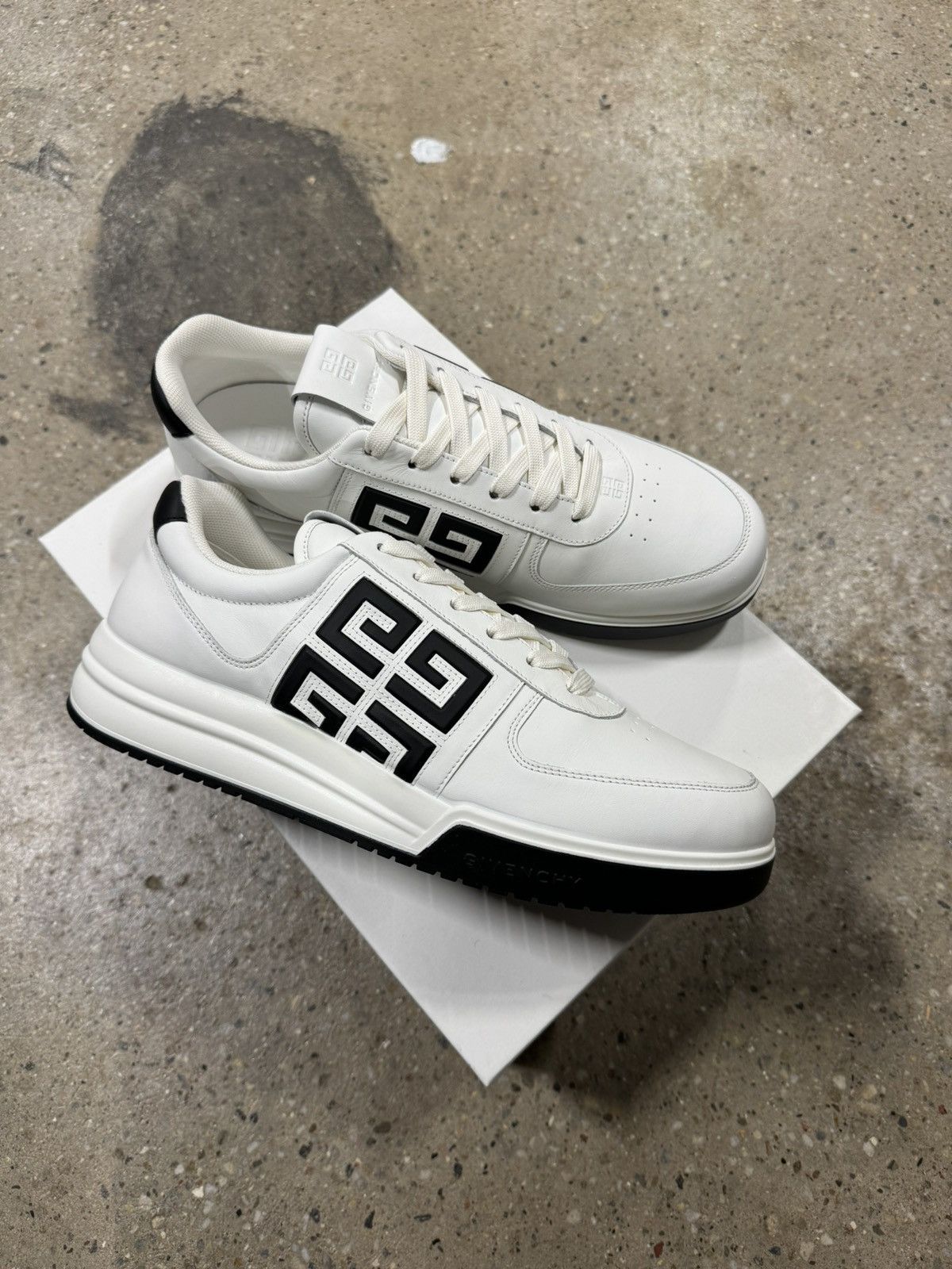 Givenchy G4 Leather Sneaker NEW 900$