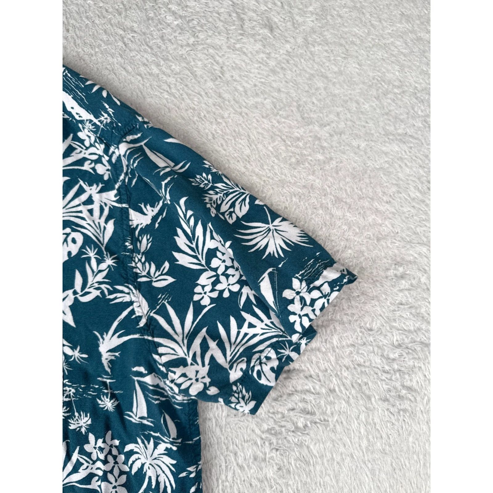 Vintage St. John's Bay Men's Shirt XL Blue Floral Palm Sailboat Hawaiian 100% Rayon Button-Up Short Sleeve Size US XL / EU 56 / 4 - 2 Thumbnail