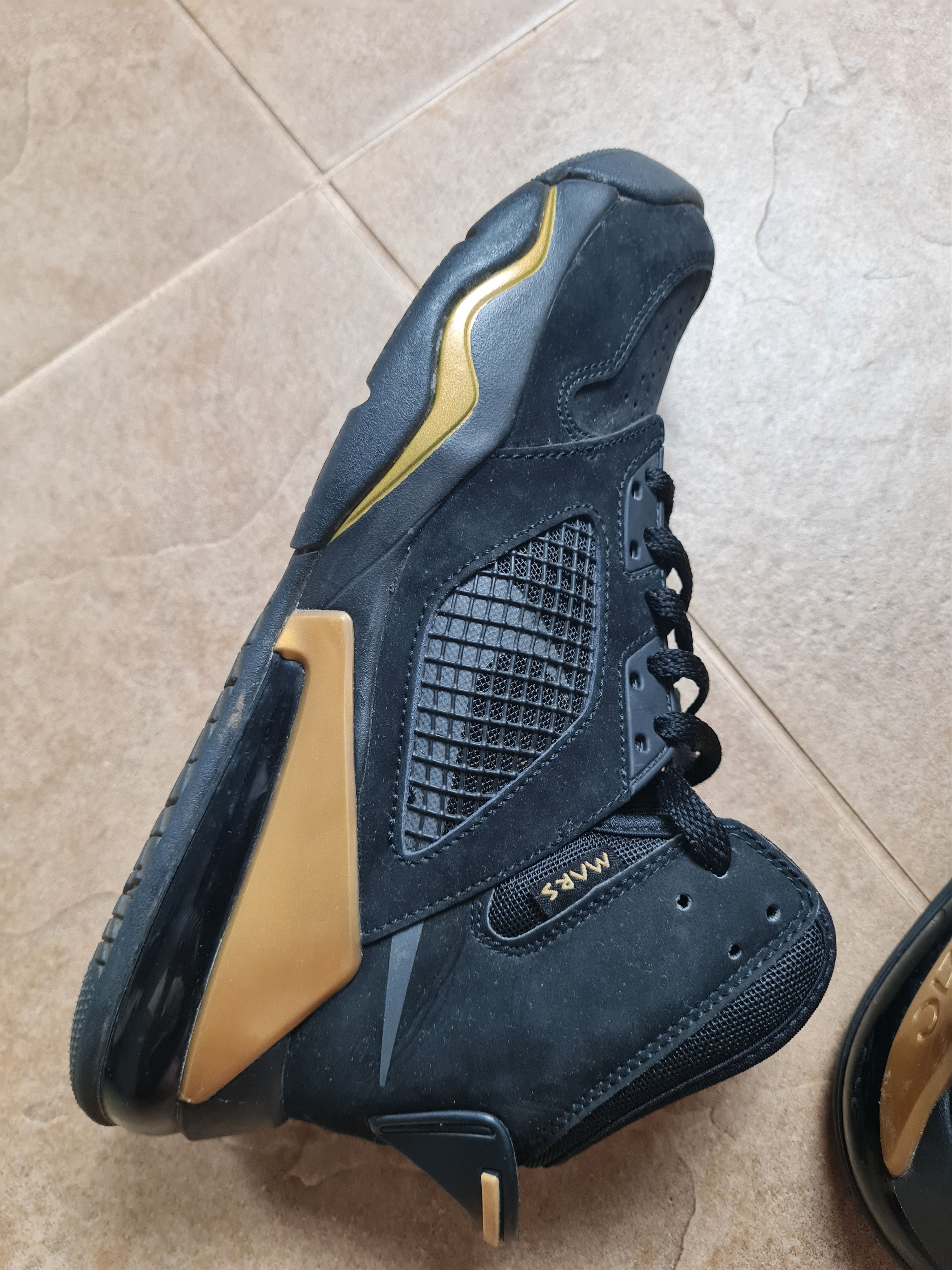 Nike Nike Air Jordan Mars 270 Mens Black/Gold CD7070-007 SZ US7 Size US 7 / EU 40 - 21 Thumbnail