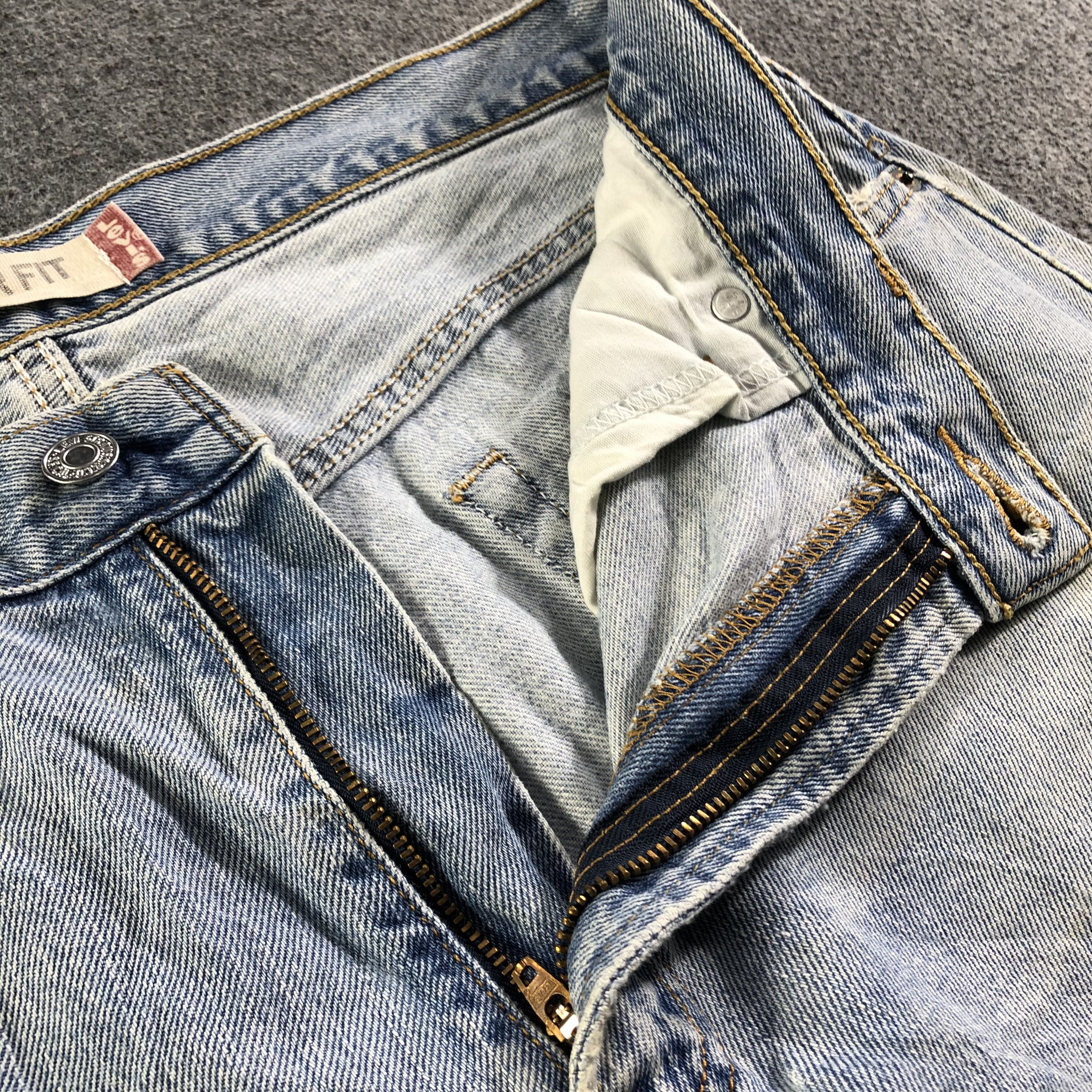 Levi's Vintage Light Wash Levis 505 Jeans-J3009 Size US 35 - 8 Thumbnail