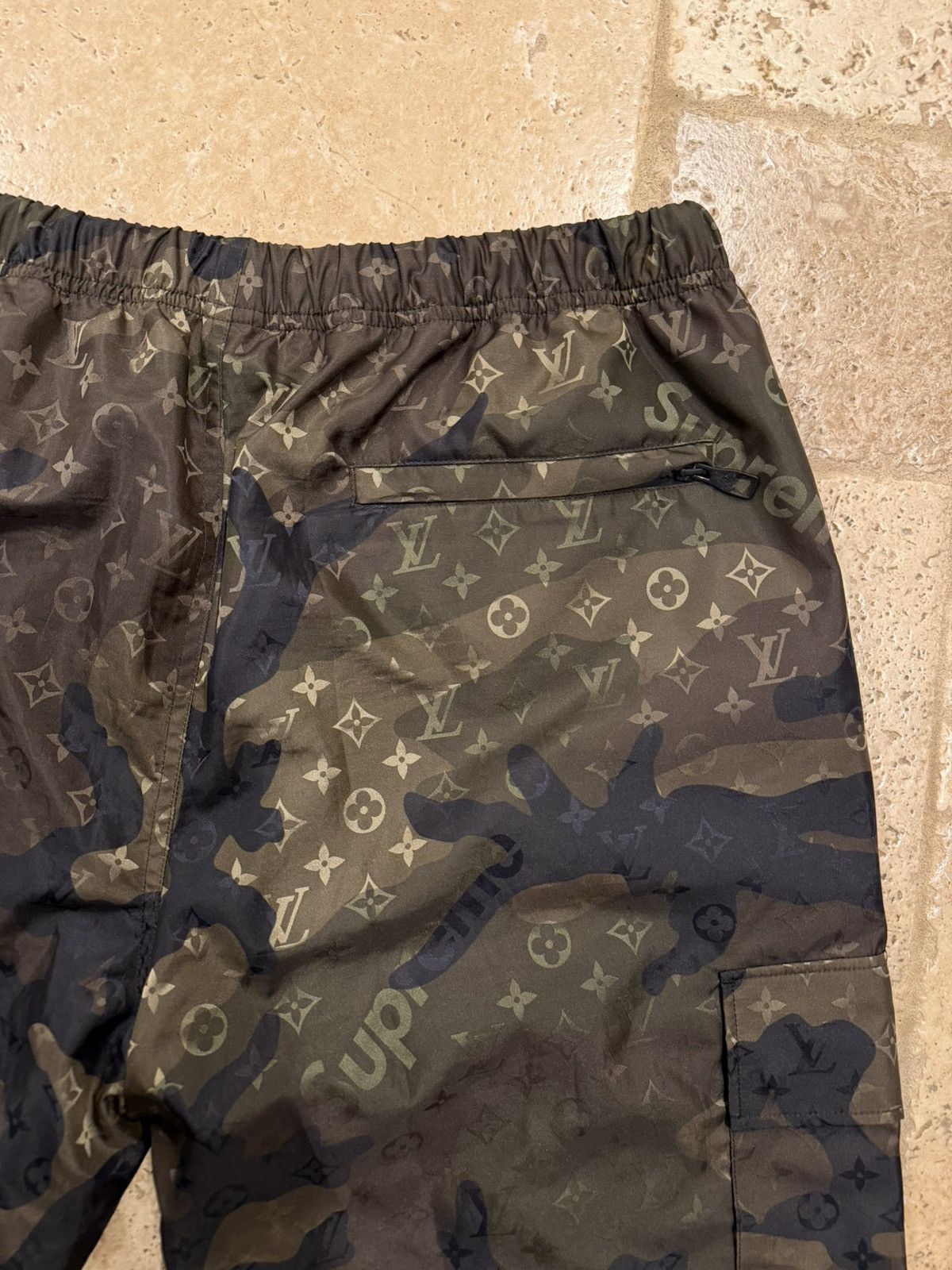 Louis Vuitton × Supreme Louis Vuitton x Supreme Monogram Camo Nylon Jogger Pants Size US 36 / EU 52 - 10 Thumbnail