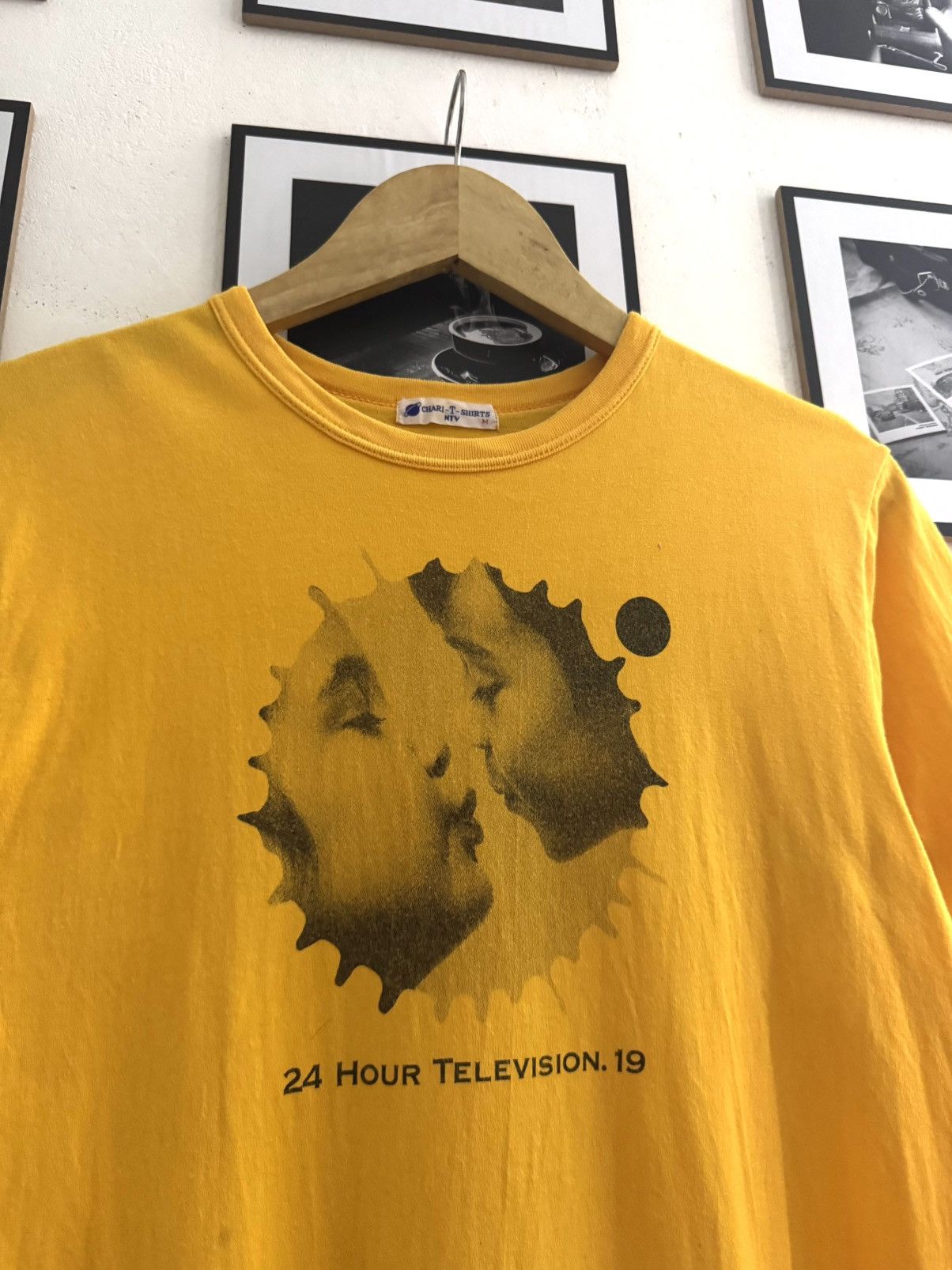 Vintage 80s 24HOURS TELEVISION 19 CUTE KISSING GRAPHIC TSHIRT Size US M / EU 48-50 / 2 - 2 Thumbnail