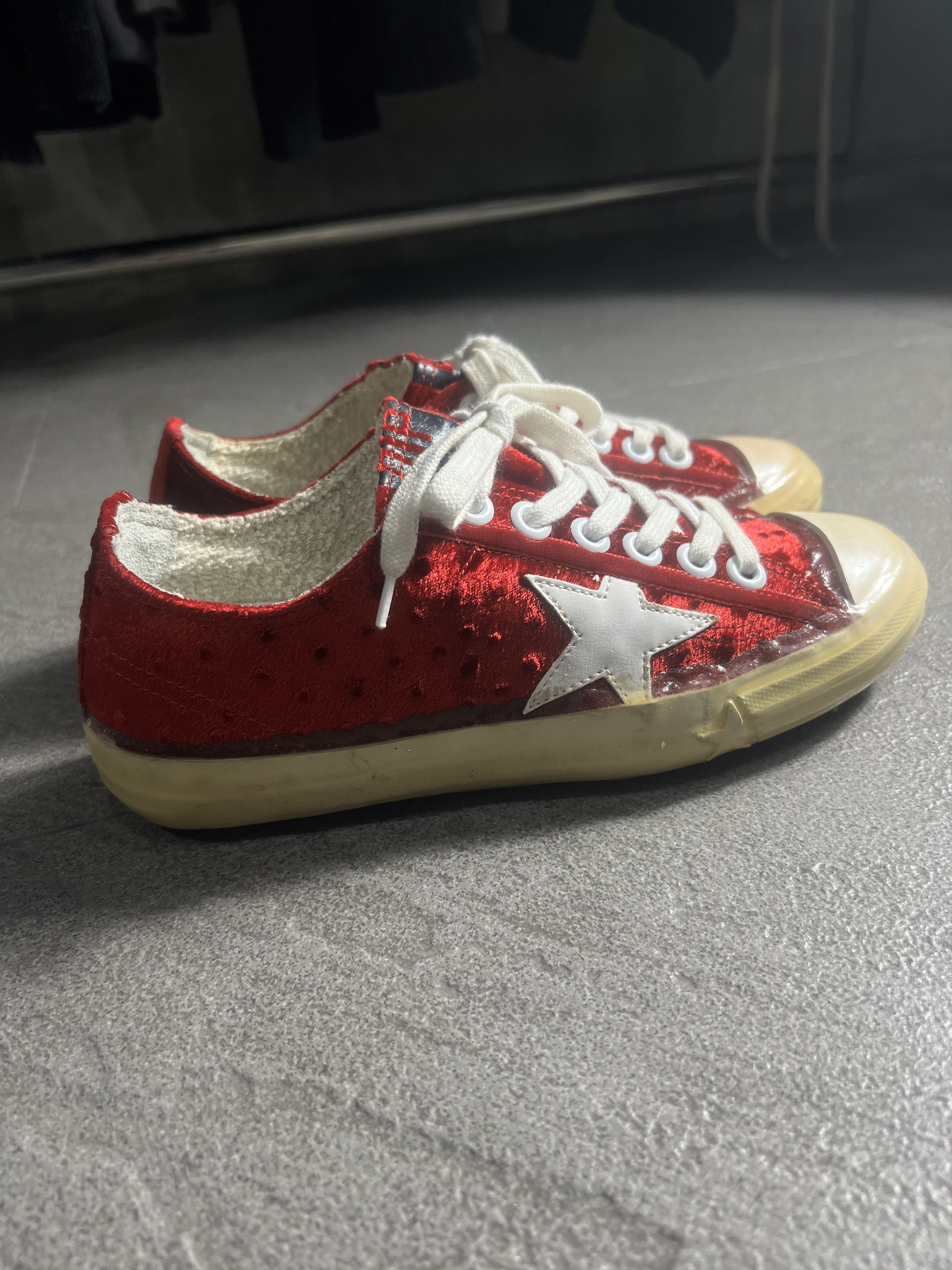 Golden Goose Golden Goose V-Star2 Red Velvet Low Top Size 36 Size US 6 / IT 36 - 2 Thumbnail