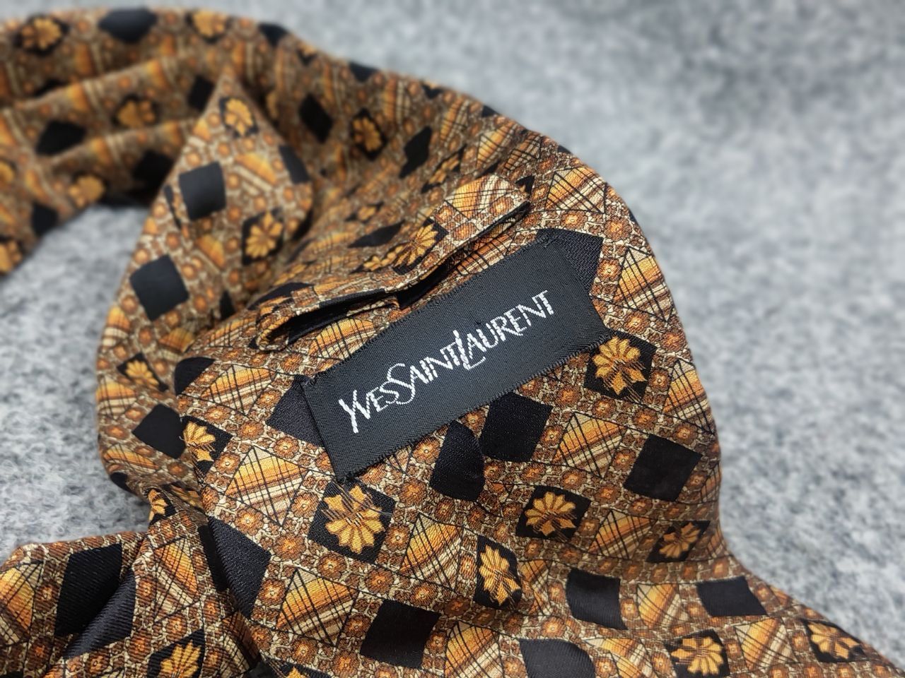 Yves Saint Laurent Yves Saint Laurent Vintage Silk designer tie Gold Pattern Size ONE SIZE - 7 Thumbnail