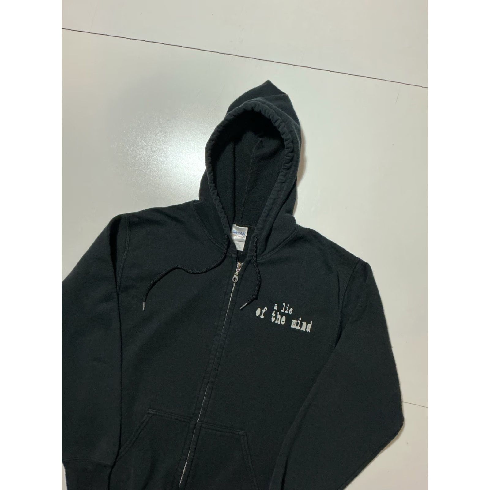 Gildan VINTAGE Sam Shepard A Lie Of The Mind Everything In Me Lies Play Full Zip Black Hoodie S Size US S / EU 44-46 / 1 - 4 Thumbnail