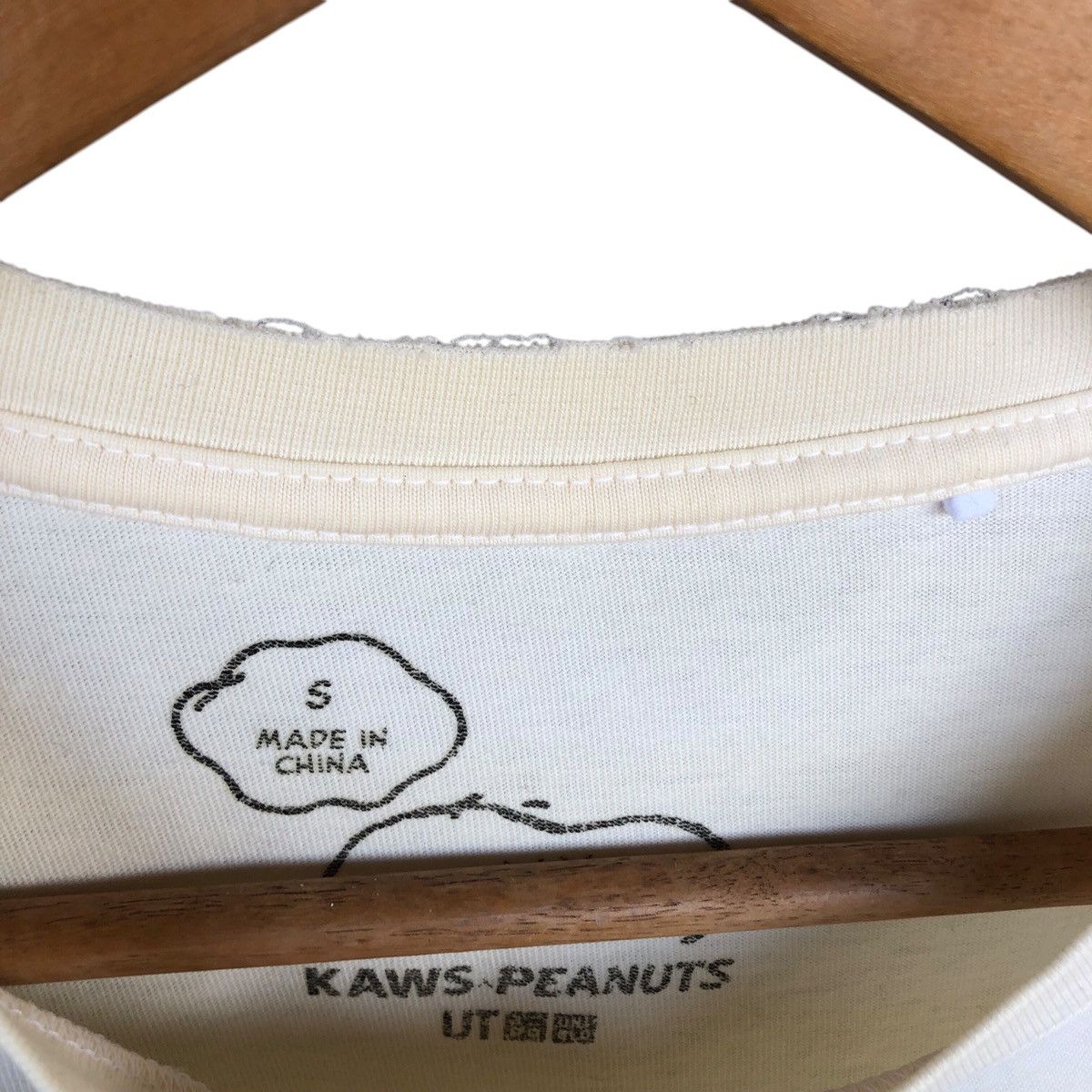 Kaws Distressed UNIQLO x kaws tshirt Size US S / EU 44-46 / 1 - 4 Thumbnail