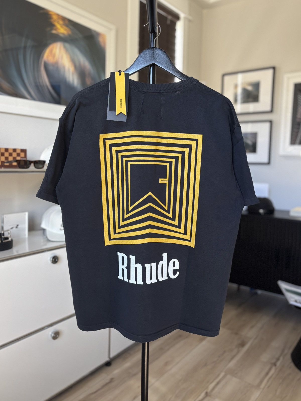 Rhude RHUDE | CHEVRON REPEAT LOGO GRAPHIC TEE Size US S / EU 44-46 / 1 - 1 Thumbnail