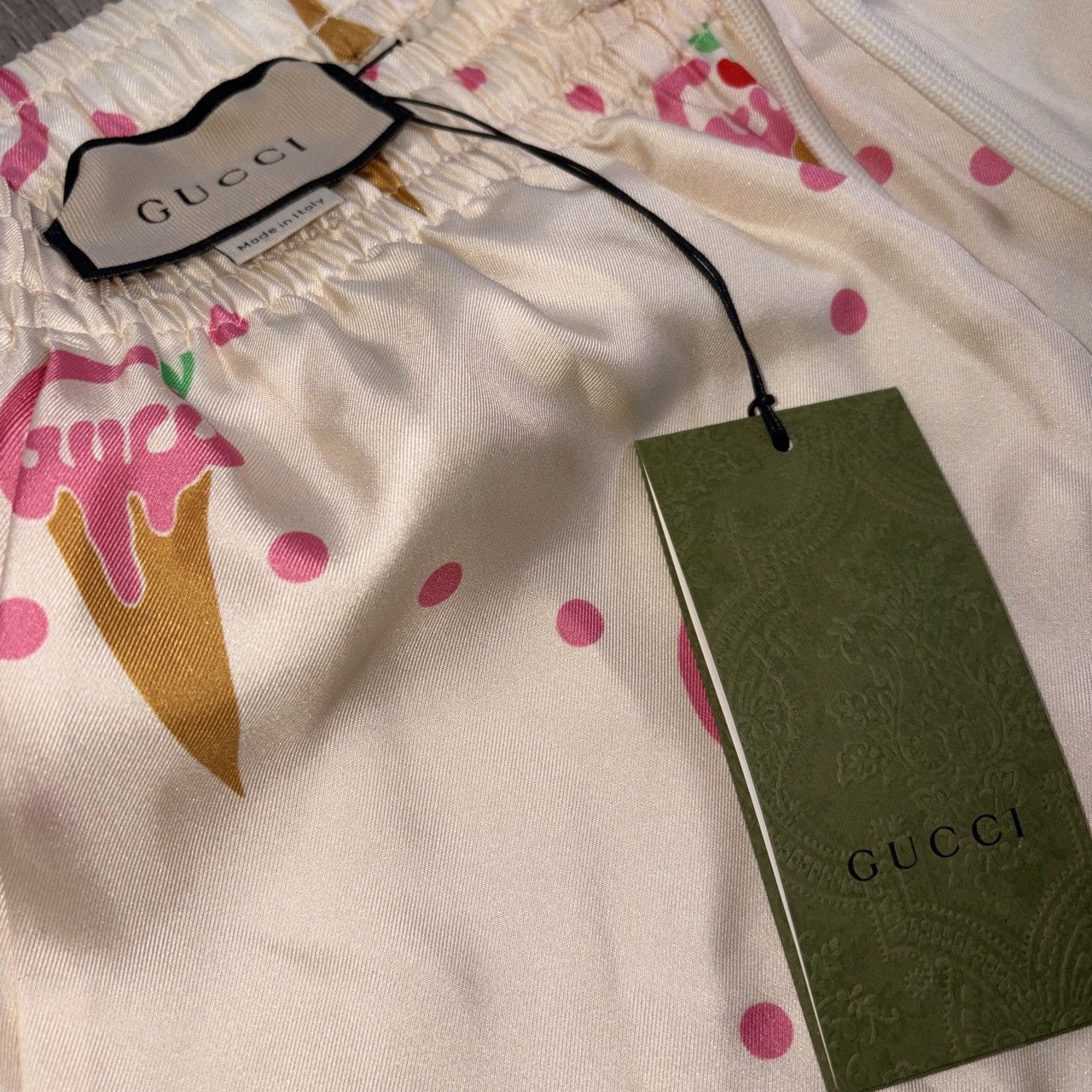 Gucci GUCCI SILK ice cream 🍨 pool cut shorts Size 27" / US 4 / IT 40 - 5 Thumbnail