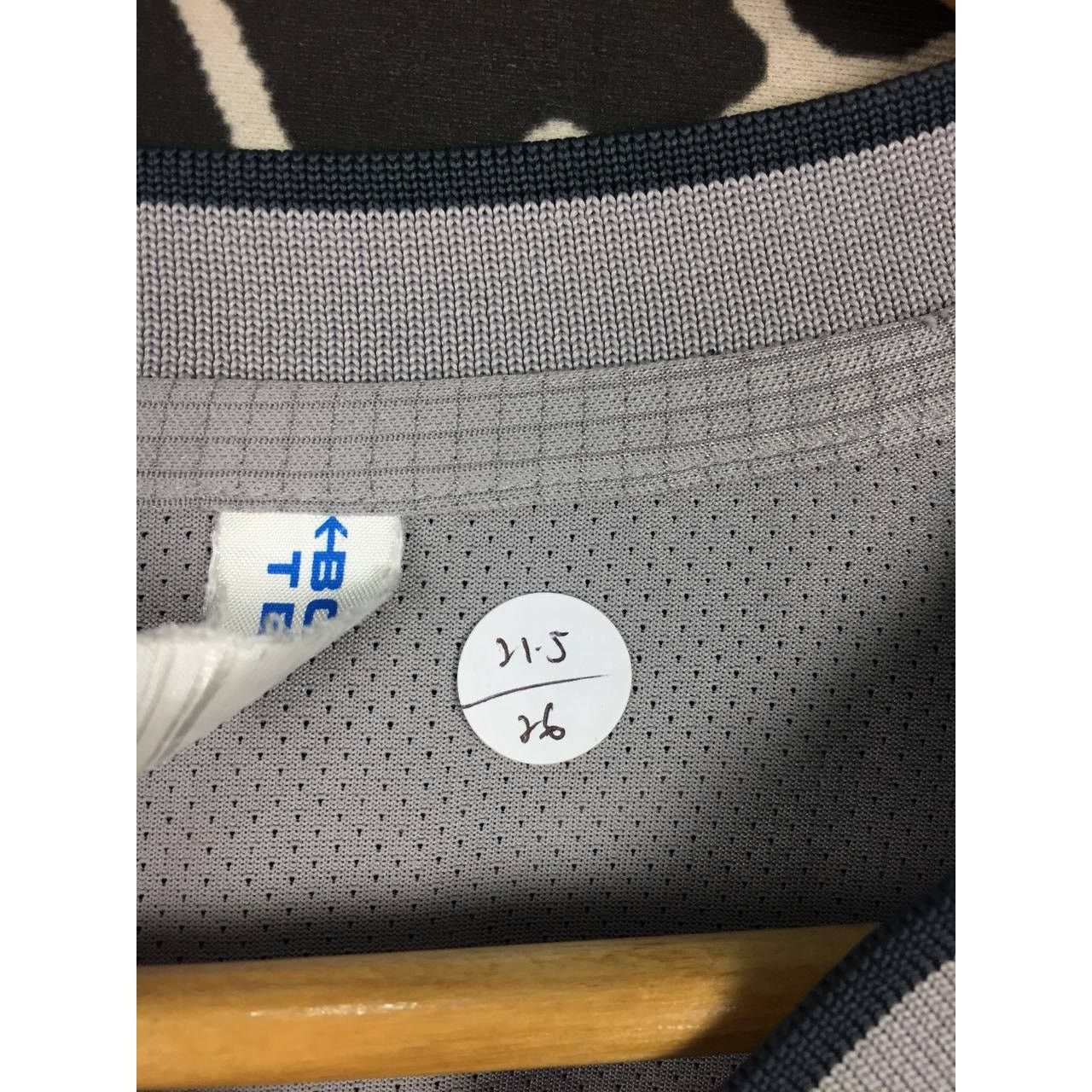 Japanese Brand × Uniqlo Uniqlo Body Tech V-Neck Activewear Jersey Size L Size US L / EU 52-54 / 3 - 9 Thumbnail