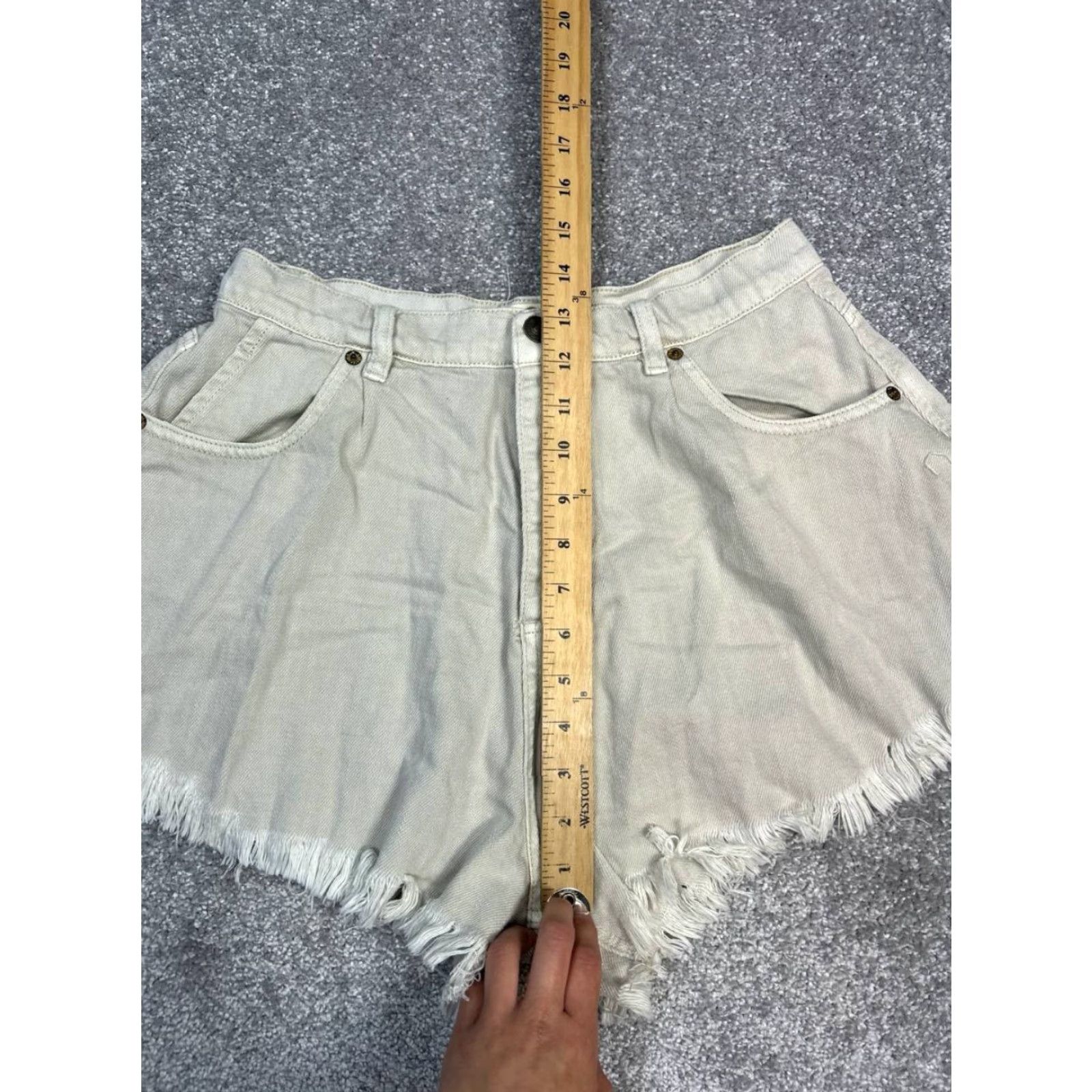 Free People VINTAGE Free People We The Free Shorts Women 28 Beige Cut Off Denim High Rise Fringe Hem Size 28" / US 6 / IT 42 - 5 Thumbnail