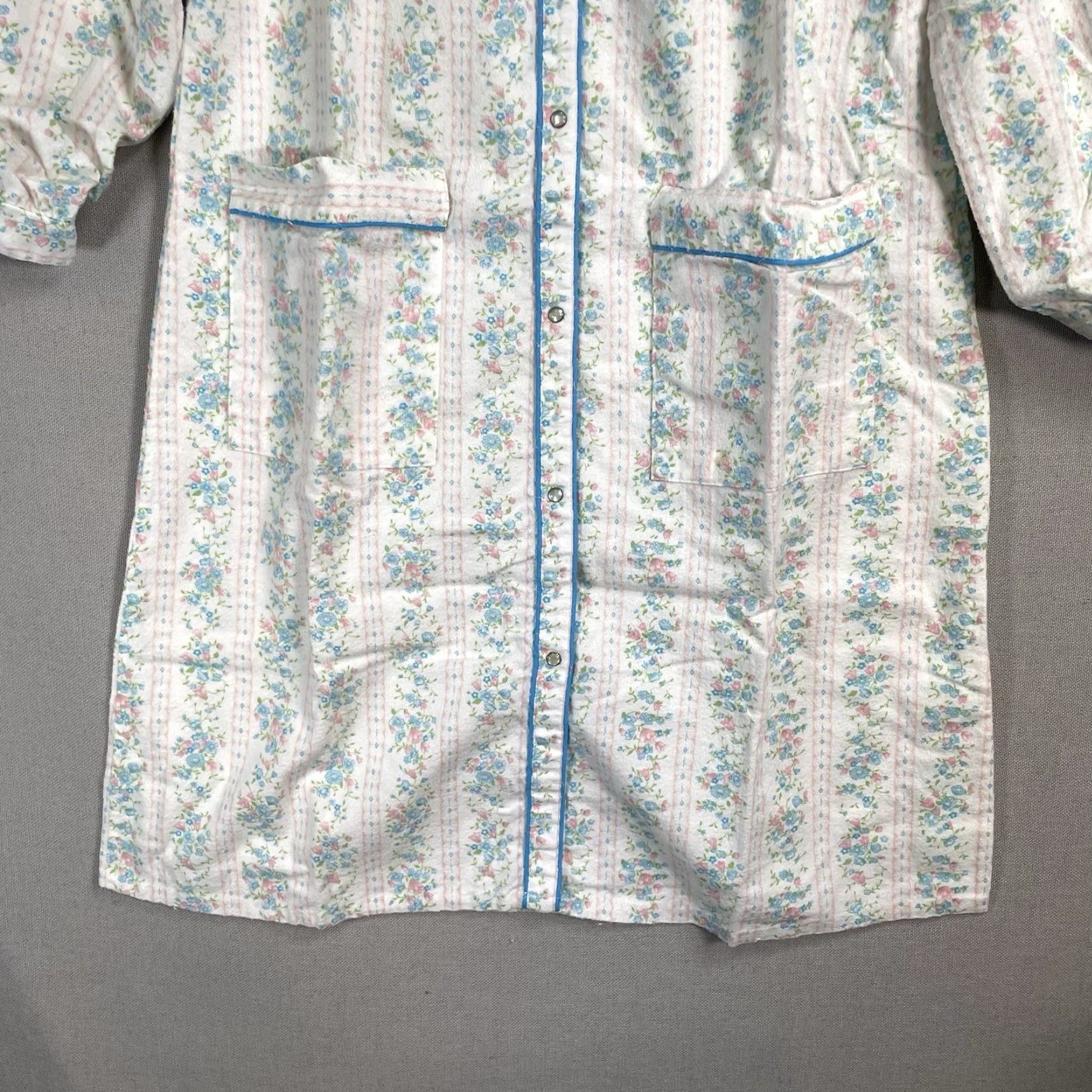 Annex VINTAGE Lyn Anne Nightgown Flannel Gown Long Sleeve Collared Button Pocket Blue 100% Cotton Floral Size ONE SIZE - 3 Thumbnail