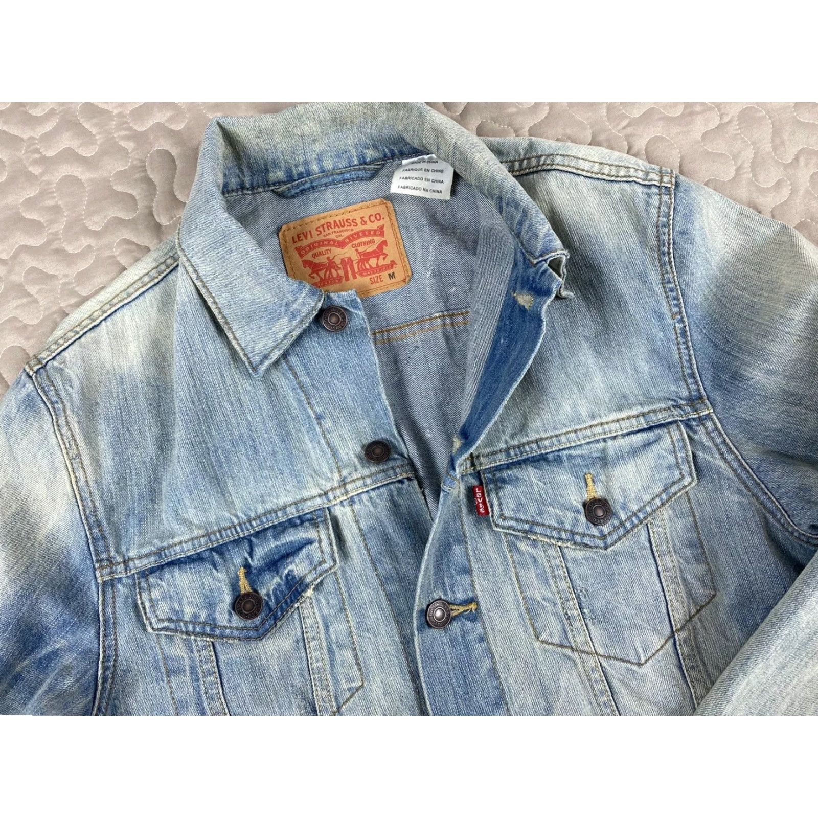 Denime VINTAGE Levis Trucker Jean Jacket Mens M Light Wash Distressed EUC Denim Jacket Blue 26in Shoulder 21in Pit to Pit Mens Size US 31 - 3 Thumbnail