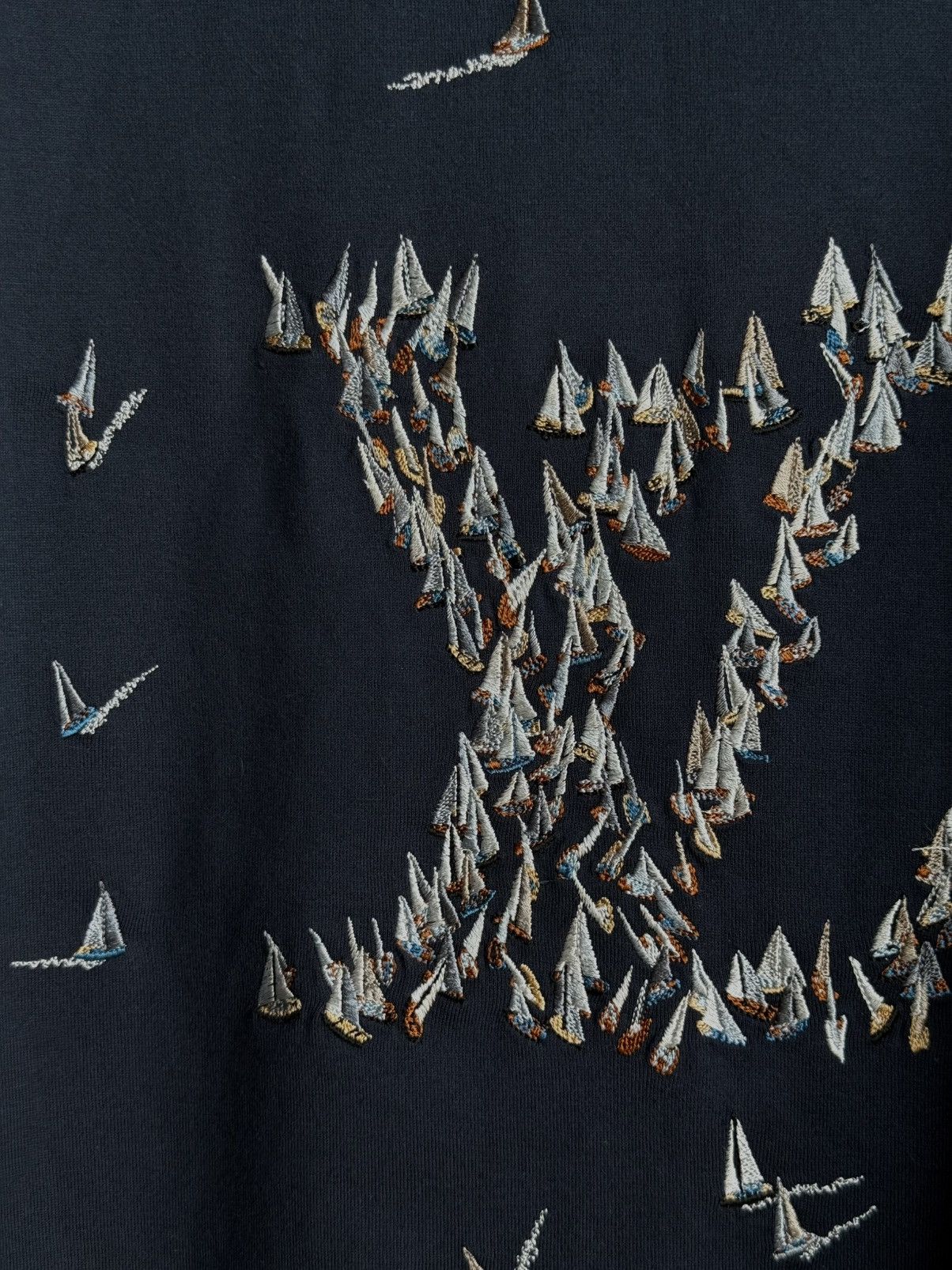 Louis Vuitton Louis Vuitton Sailboat LV Logo Embroidered Cotton T-Shirt Size US L / EU 52-54 / 3 - 14 Thumbnail