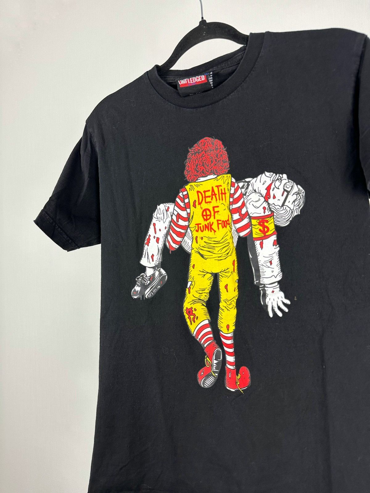 Vintage VINTAGE DEATH OF JUNK FOOD MCDONALDS VS KFC GRAPHIC TEE RARE Size US S / EU 44-46 / 1 - 6 Thumbnail