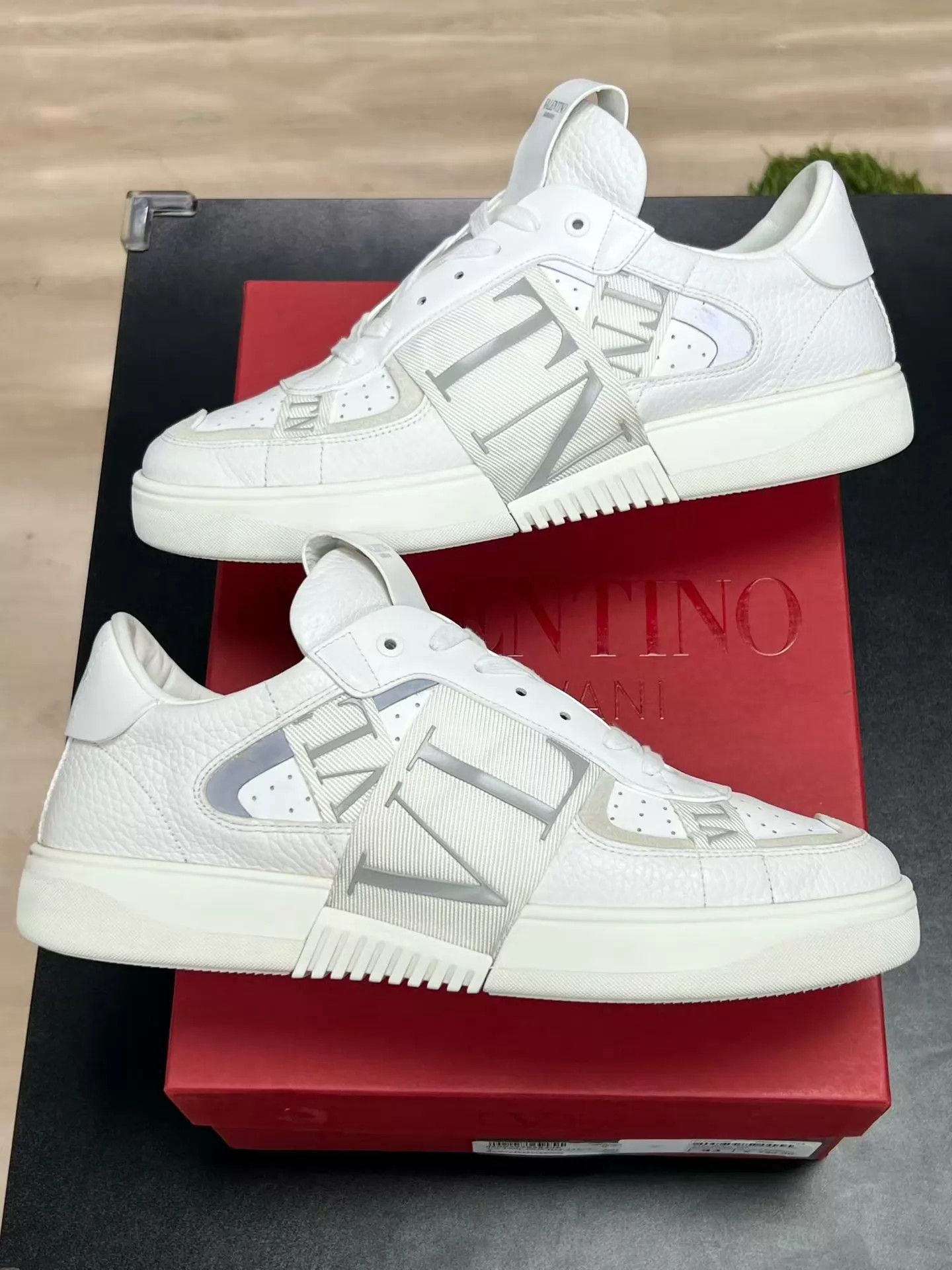 Valentino Valentino Low-Top Sneakers White Size 43 (Original Box) Size US 10 / EU 43 - 5 Thumbnail
